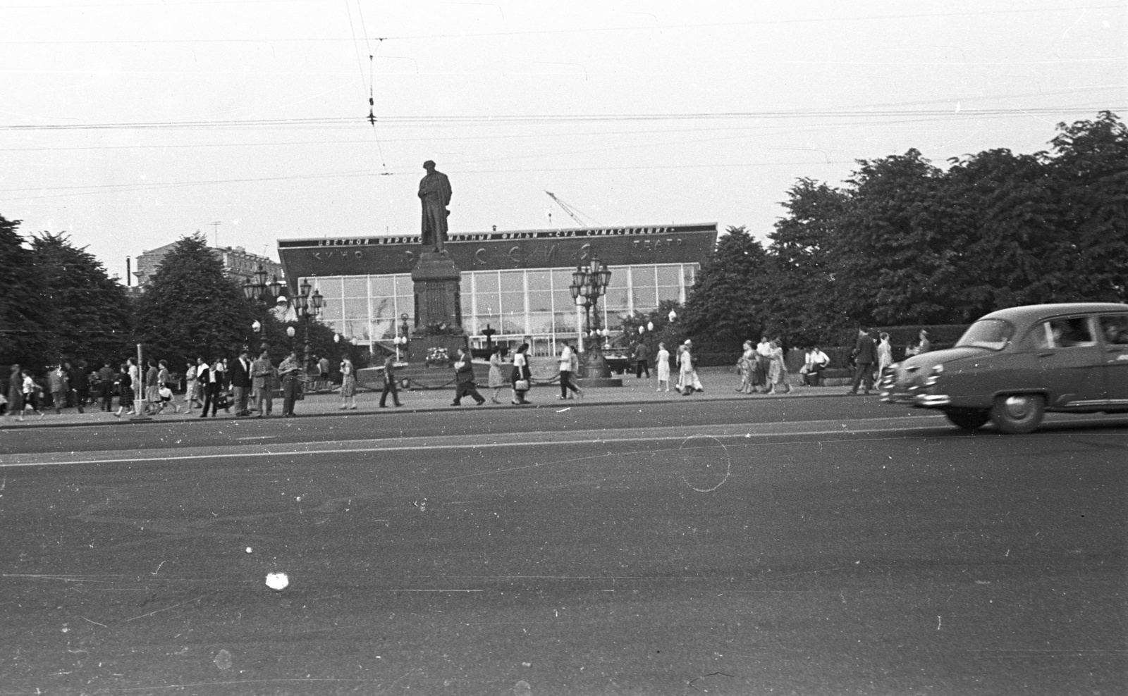 Russia, Moscow, Puskin tér, Puskin szobor., 1962, Lencse Zoltán, Soviet Union, sculpture, movie theater, Alexander Pushkin-portrayal, rationalism, Yuri Sheverdyaev-design, Fortepan #60885