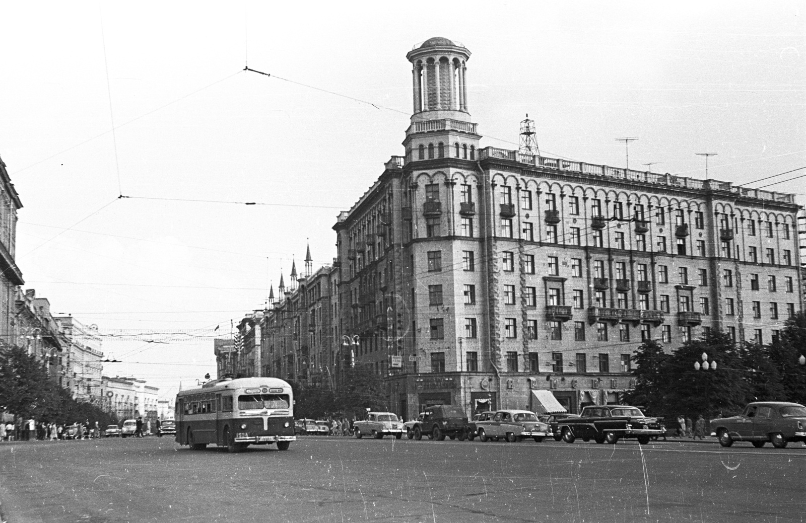 Russia, Moscow, Tverszkaja (ekkor Gorkij) utca a Puskin térnél., 1962, Lencse Zoltán, Soviet Union, Soviet brand, GAZ-brand, trolley bus, automobile, GAZ 13 Chaika, Fortepan #60887