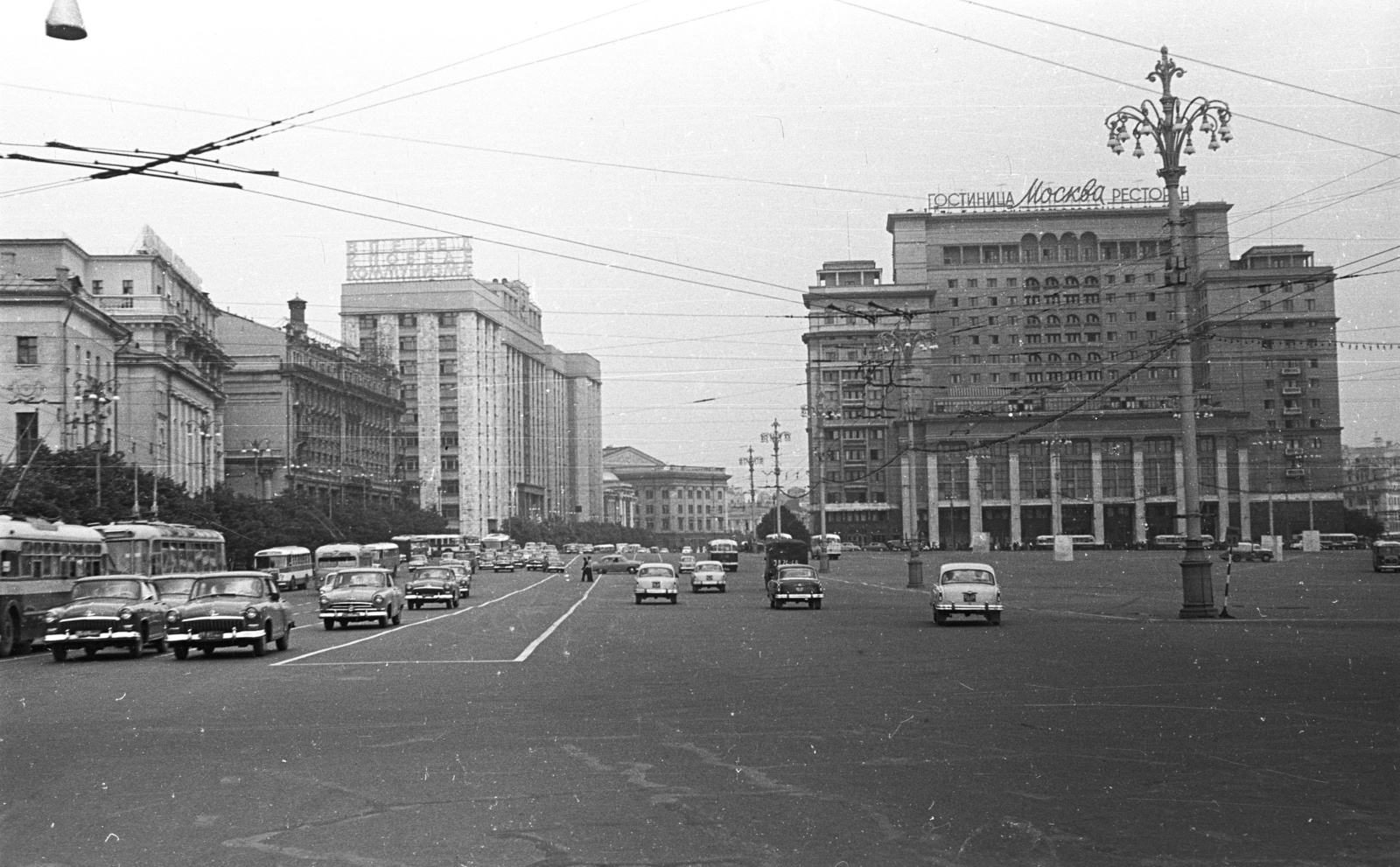 Russia, Moscow, Manézs tér az ulica Ohotnij Rjad (proszpekt Marksza) felé nézve, jobbra a Moszkva Szálló., 1962, Lencse Zoltán, Soviet Union, hotel, restaurant, trolley bus, lamp post, Alexey Viktorovich Shchusev-design, Fortepan #60895