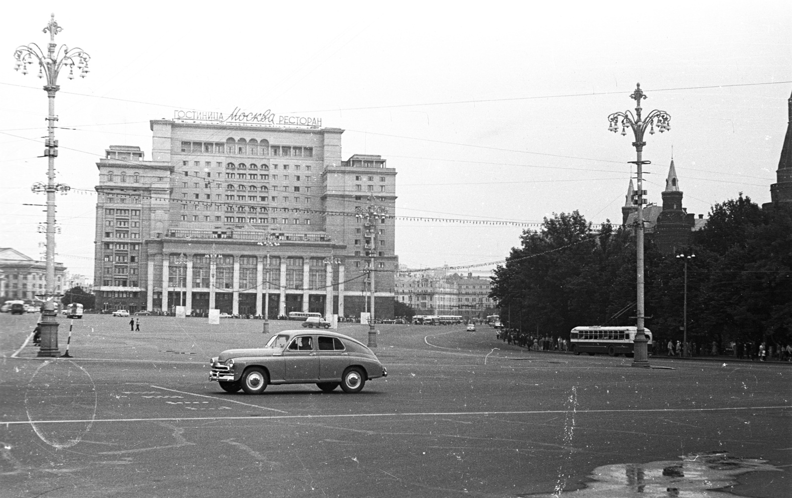 Russia, Moscow, Manézs tér, Moszkva Szálló., 1962, Lencse Zoltán, Soviet Union, hotel, restaurant, trolley bus, lamp post, Alexey Viktorovich Shchusev-design, Fortepan #60897
