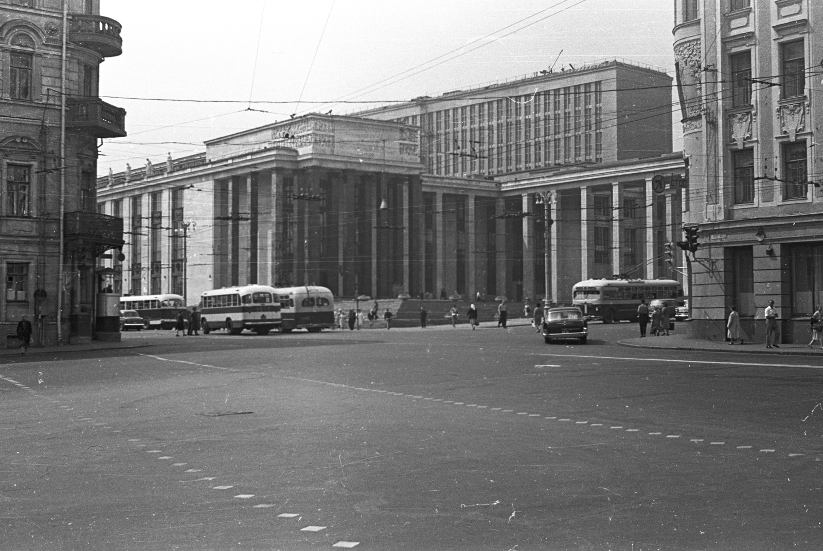 Russia, Moscow, Mohovaja utca, jobbra a Vozdvizsenka utca torkolata. Szemben az Állami Lenin Könyvtár (később Orosz Állami Könyvtár) épülete., 1962, Lencse Zoltán, Soviet Union, trolley bus, Fortepan #60898