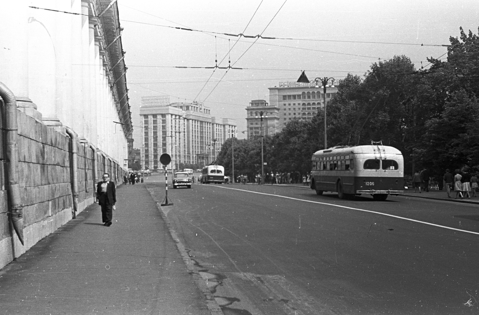 Russia, Moscow, Manézs utca. Balra a Manézs, egykor cári lovarda, ma kiállítóterem., 1962, Lencse Zoltán, Soviet Union, Soviet brand, trolley bus, Fortepan #60900