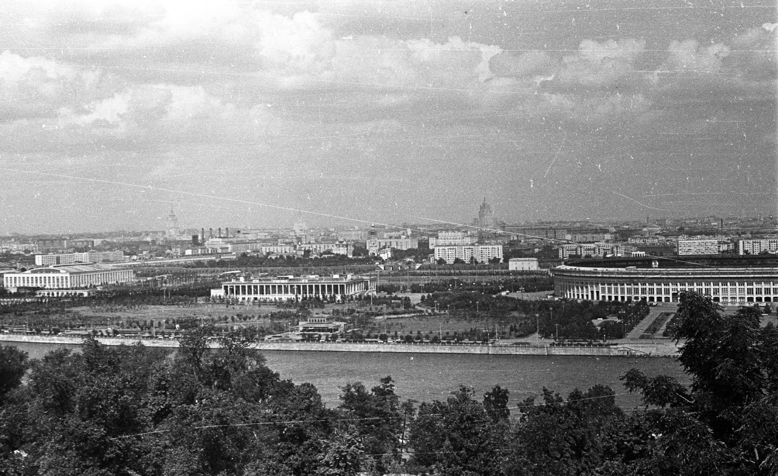 Russia, Moscow, Moszkva folyó, jobbra a Luzsnyiki stadion a Lomonoszov Egyetem irányából nézve., 1962, Lencse Zoltán, Soviet Union, stadium, Fortepan #60901