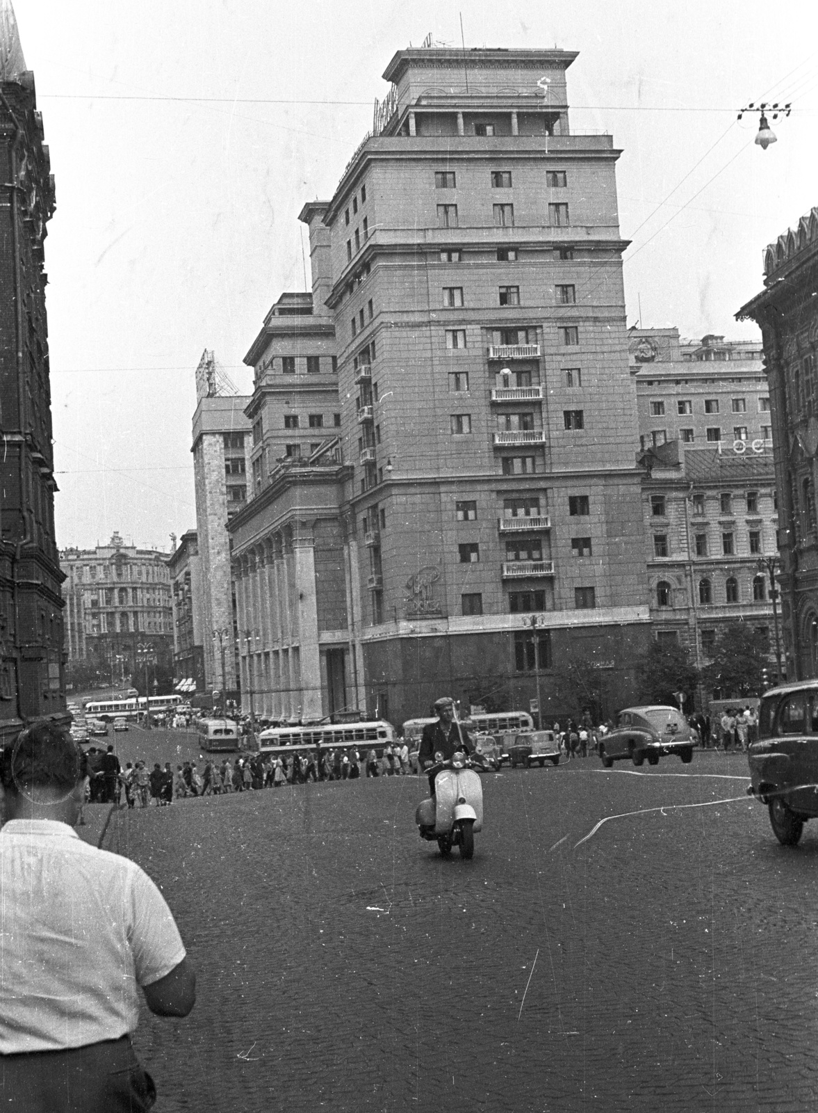 Russia, Moscow, átjáró a Vörös tér és a szemben látható Manézs tér között, szemben a Moszkva szálló., 1962, Lencse Zoltán, bus, hotel, scooter, automobile, standing in line, Alexey Viktorovich Shchusev-design, Fortepan #60903