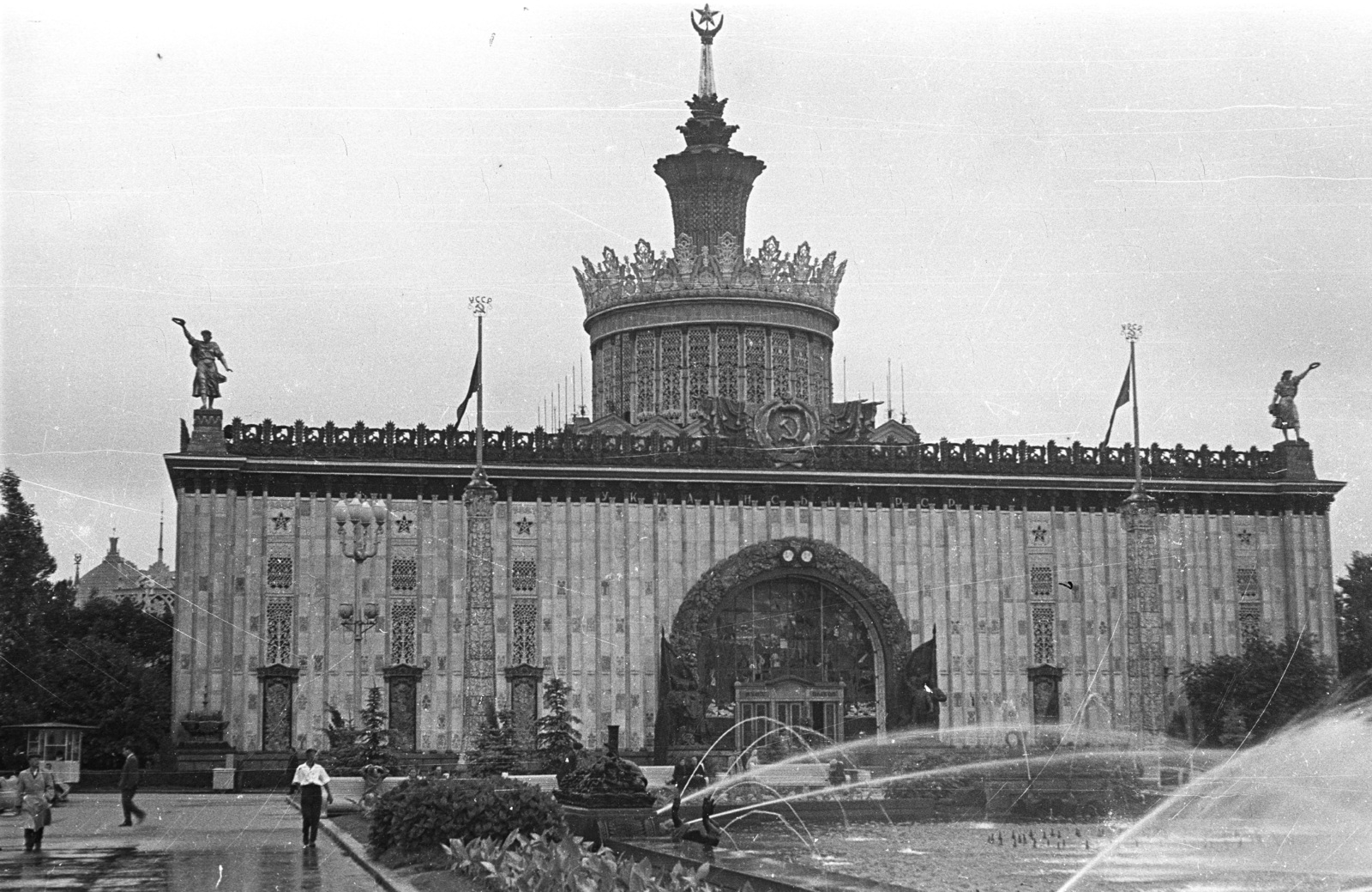 Russia, Moscow, Népgazdaság Eredményeinek Kiállítása (később Összoroszországi Kiállítási Központ), Ukrajna pavilonja., 1962, Lencse Zoltán, Soviet Union, fountain, flag, exhibition, Fortepan #60909