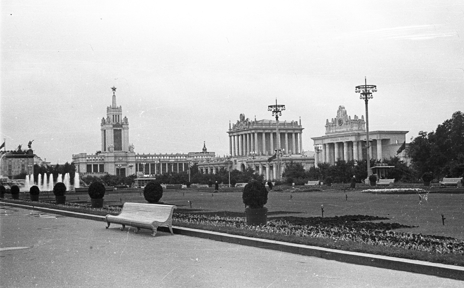 Russia, Moscow, Népgazdaság Eredményeinek Kiállítása (később Összoroszországi Kiállítási Központ), jobbra Türkmenisztán és Örményország pavilonja, balra a Központi Pavilon., 1962, Lencse Zoltán, Soviet Union, bench, Red Star, exhibition, Fortepan #60911