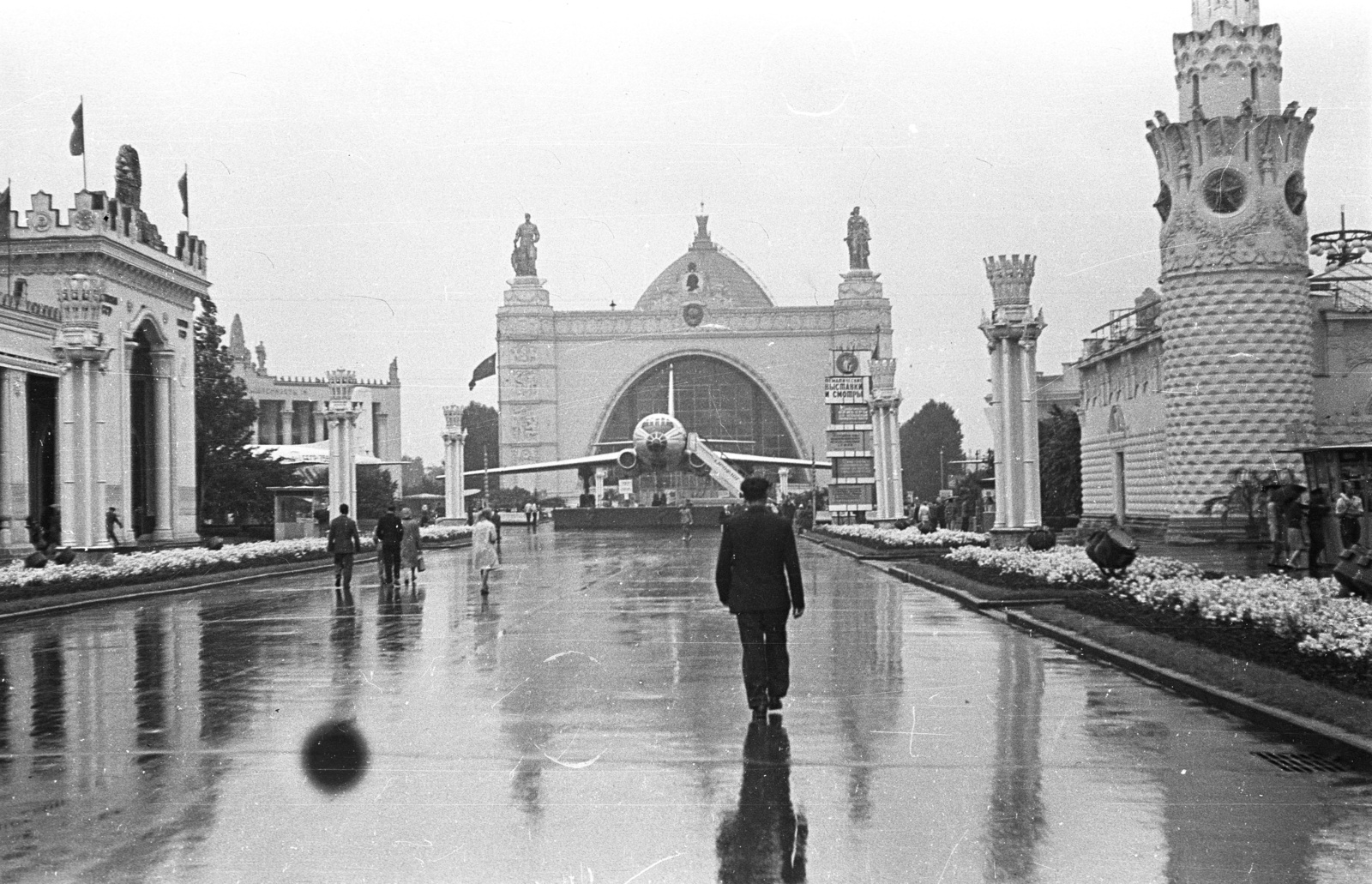 Russia, Moscow, Népgazdaság Eredményeinek Kiállítása (később Összoroszországi Kiállítási Központ), szemben a Gépipar (később Űrhajózás) pavilonja., 1962, Lencse Zoltán, Soviet Union, flag, airplane, Lenin-portrayal, exhibition, Tupolev-brand, aircraft steps, Fortepan #60913