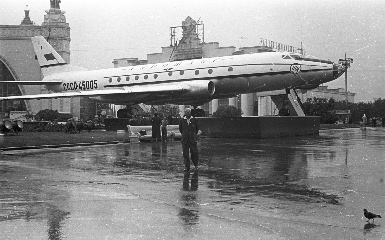 Russia, Moscow, Népgazdaság Eredményeinek Kiállítása (később Összoroszországi Kiállítási Központ), Tu-124V típusú utasszállító repülőgép., 1962, Lencse Zoltán, Soviet Union, airplane, exhibition, Tupolev-brand, dove, Cyrillic alphabet, aircraft steps, Fortepan #60915