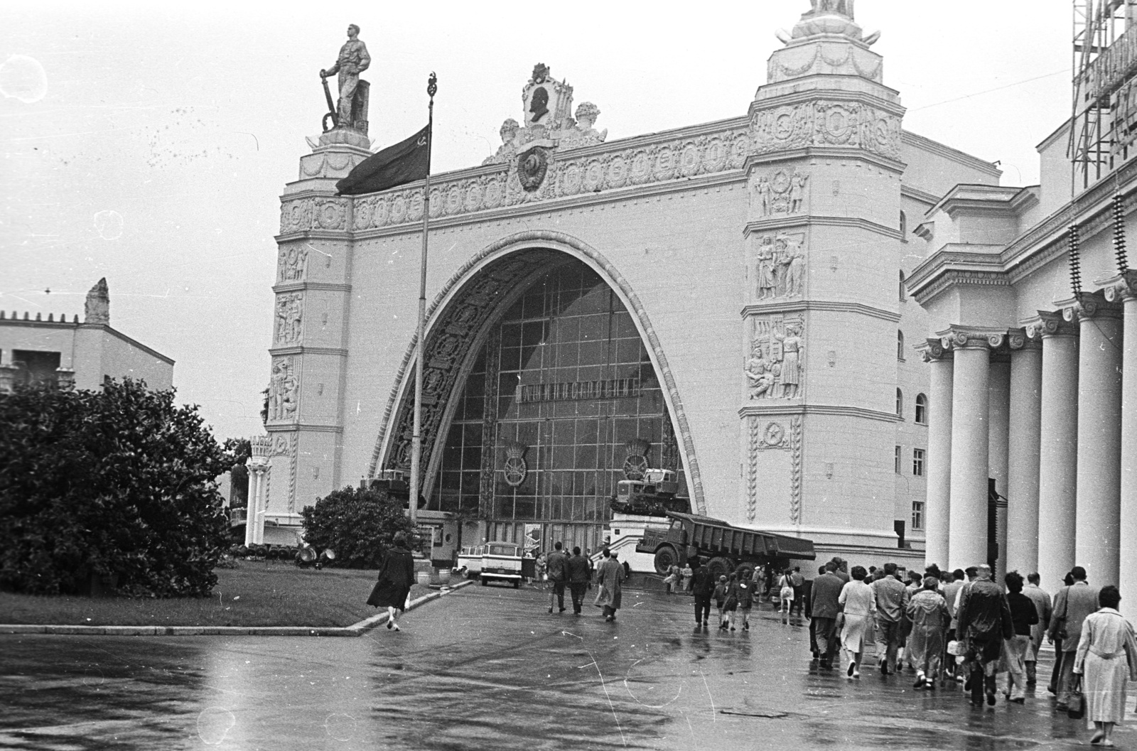 Russia, Moscow, Népgazdaság Eredményeinek Kiállítása (később Összoroszországi Kiállítási Központ), a Gépipar (később Űrhajózás) pavilonja., 1962, Lencse Zoltán, Soviet Union, flag, commercial vehicle, Lenin-portrayal, exhibition, Cyrillic alphabet, BelAZ-brand, Fortepan #60916