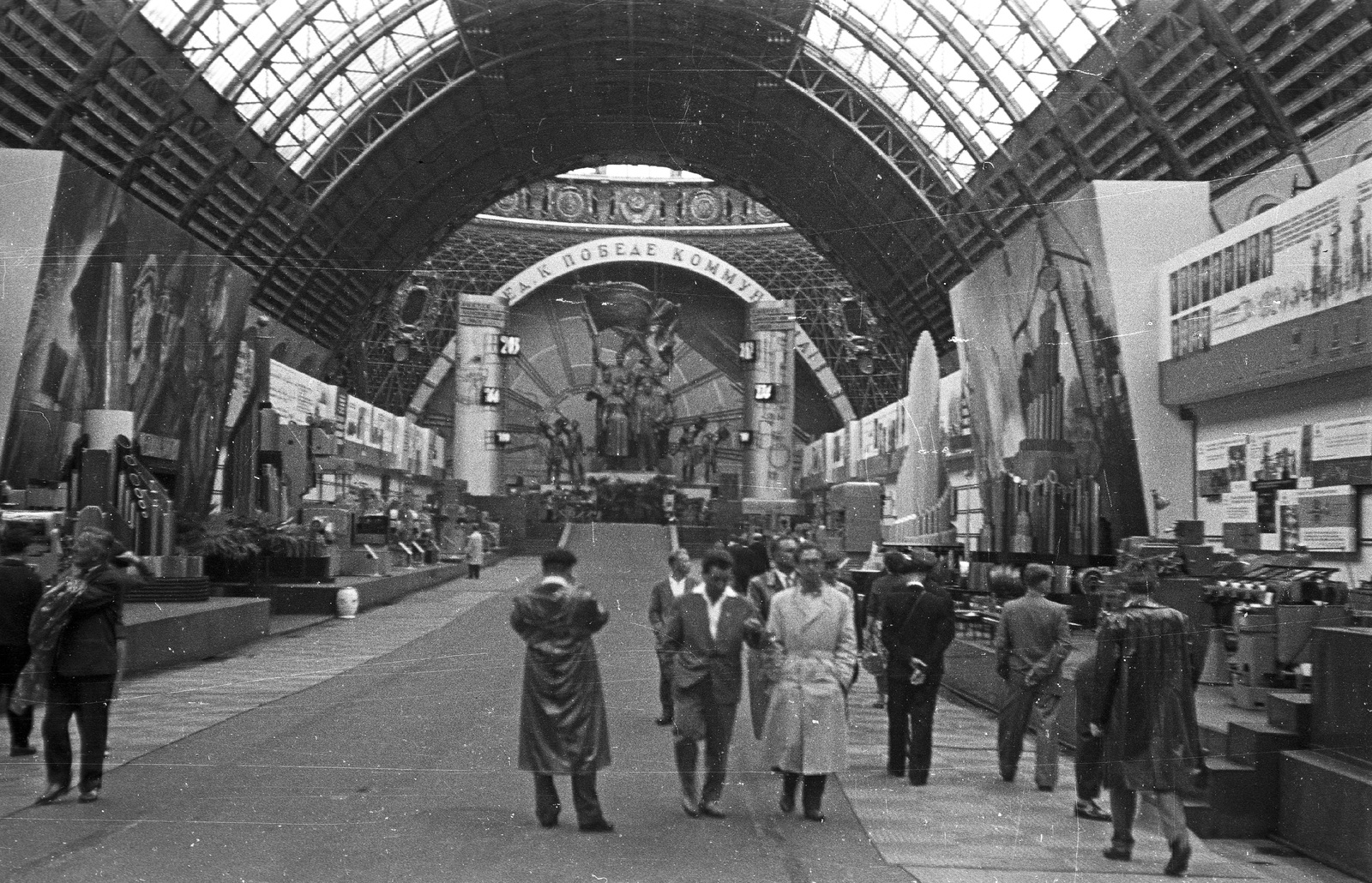 Russia, Moscow, Népgazdaság Eredményeinek Kiállítása (később Összoroszországi Kiállítási Központ), a Gépipar (később Űrhajózás) pavilonja., 1962, Lencse Zoltán, Soviet Union, exhibition, Cyrillic alphabet, Fortepan #60917