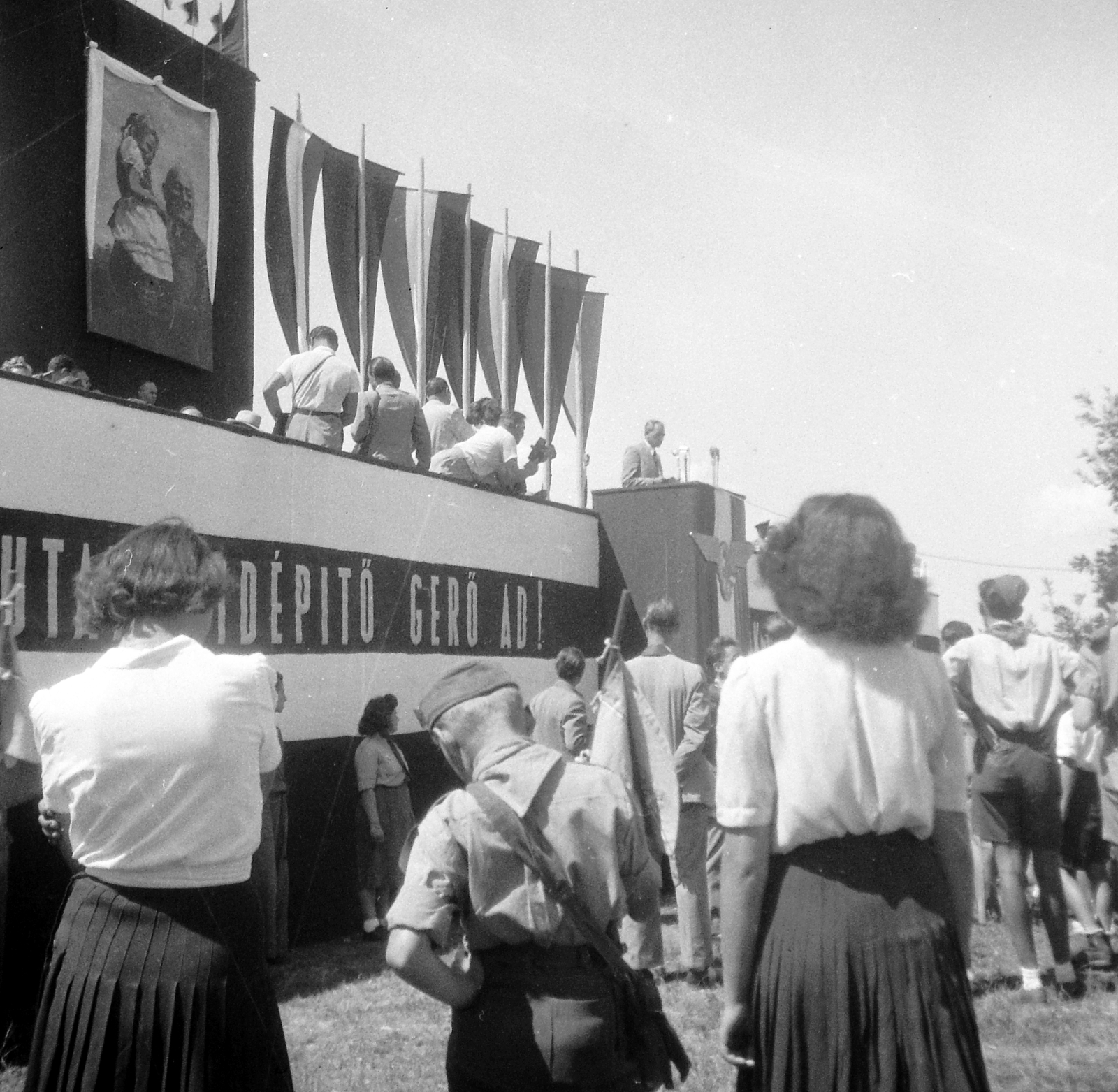 1951, Fortepan, personality cult, flag, communism, political decoration, slogan, Mátyás Rákosi-portrayal, flag pole, Hungarian Railways, pioneer, Fortepan #6092