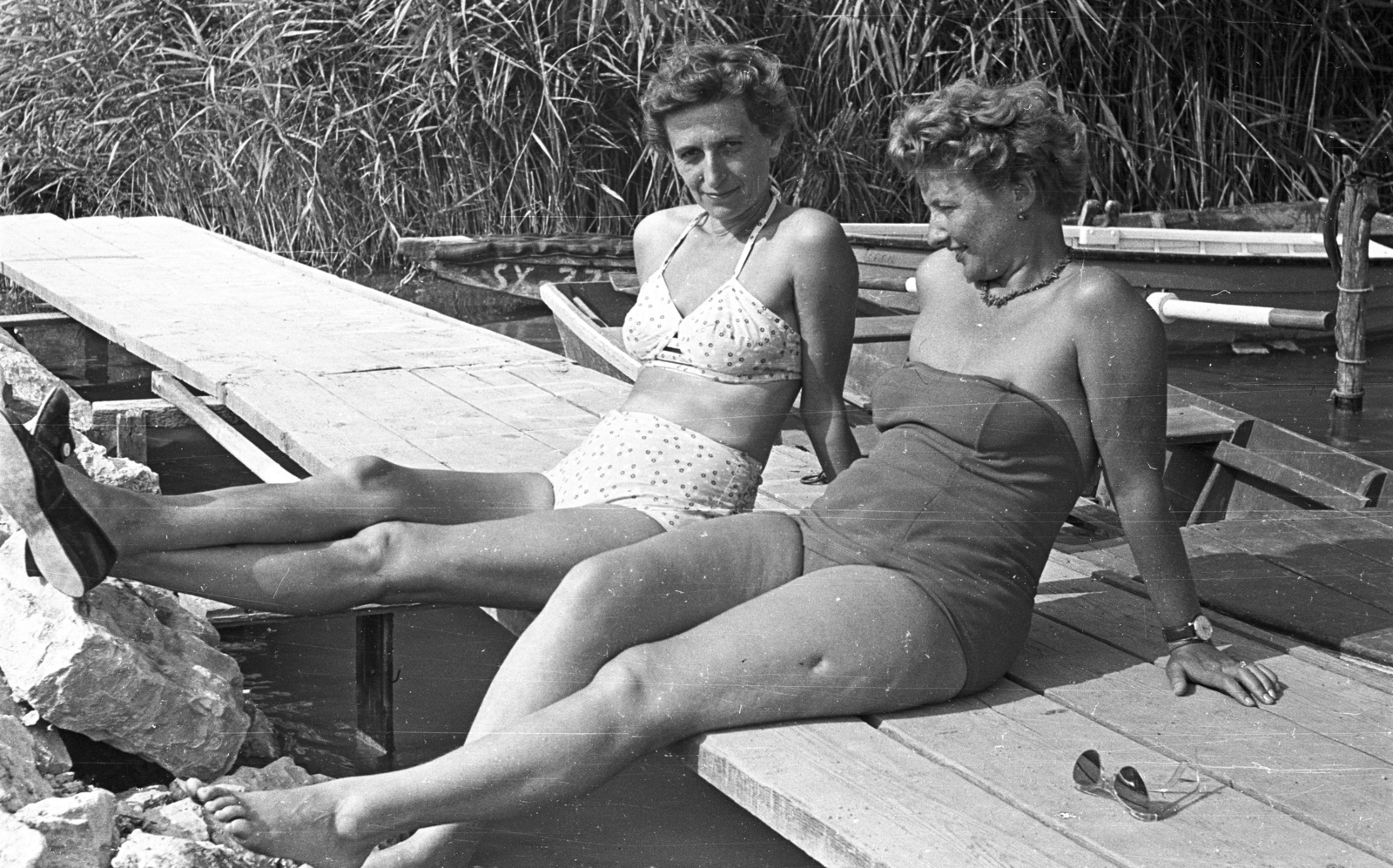 Hungary,Lake Balaton, 1961, Lencse Zoltán, bathing suit, women, boat, shades, pier, double portrait, stretched legs, Fortepan #60921