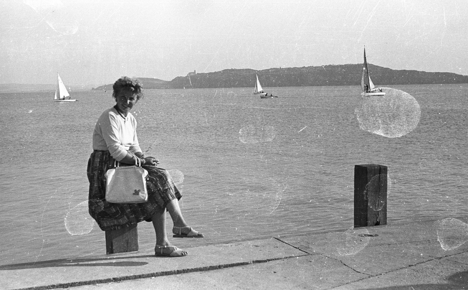 Hungary, Balatonfüred, kikötő., 1961, Lencse Zoltán, portrait, sailboat, boat, picture, handbag, lady, skirt, sandal, sailing, Fortepan #60922