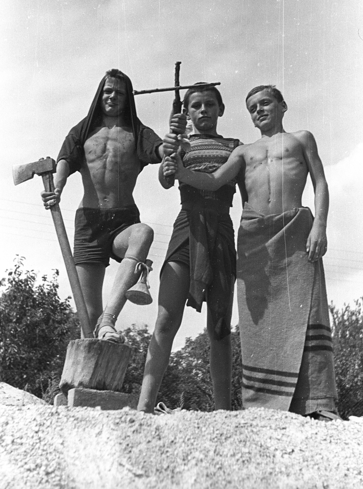 1961, Lencse Zoltán, tableau, boys, cross, axe, Fortepan #60924