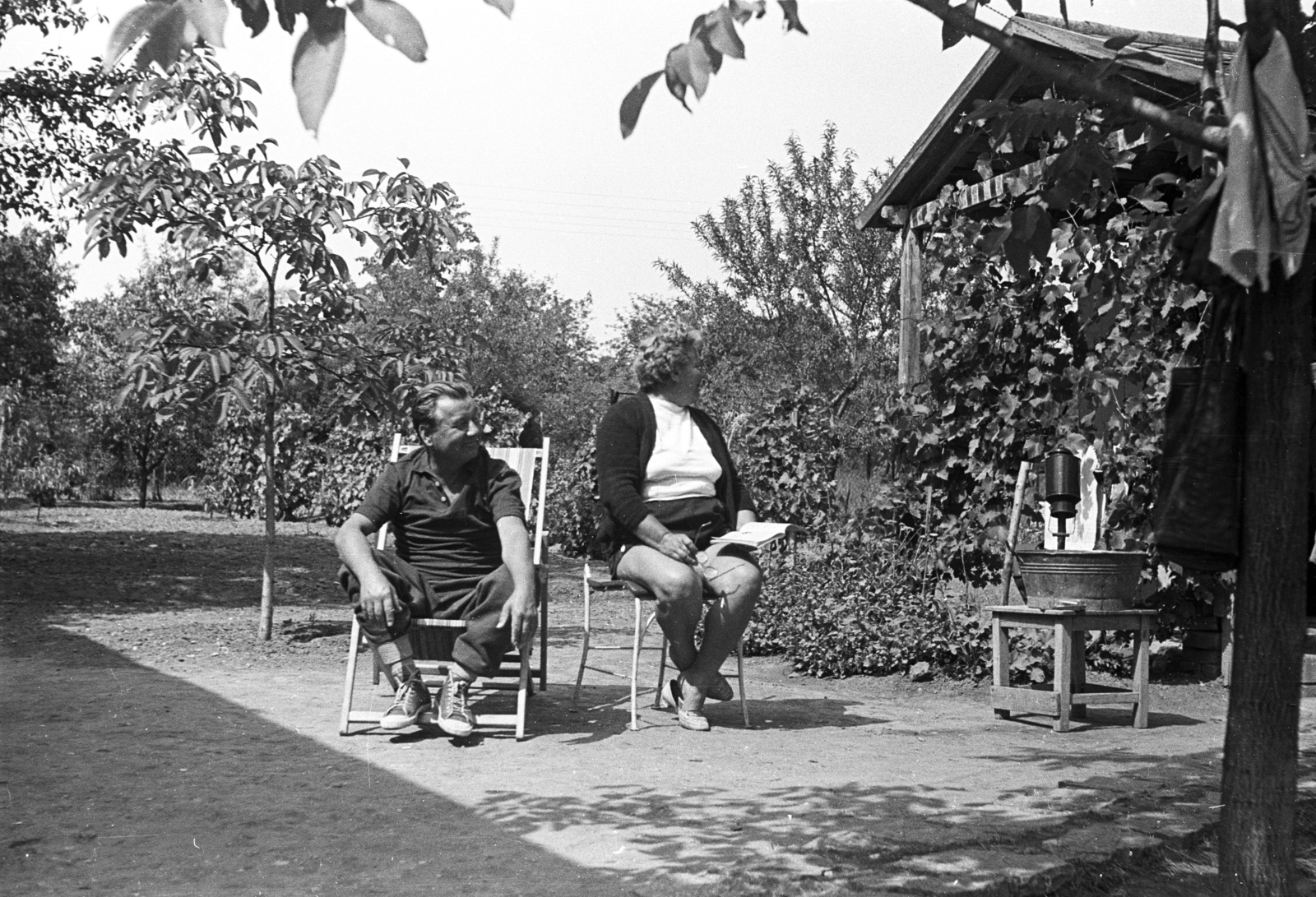 1961, Lencse Zoltán, garden, roof, grape, man, can, deck chair, kitchen stool, lady, outdoor chair, sneakers, cardigan, Fortepan #60925