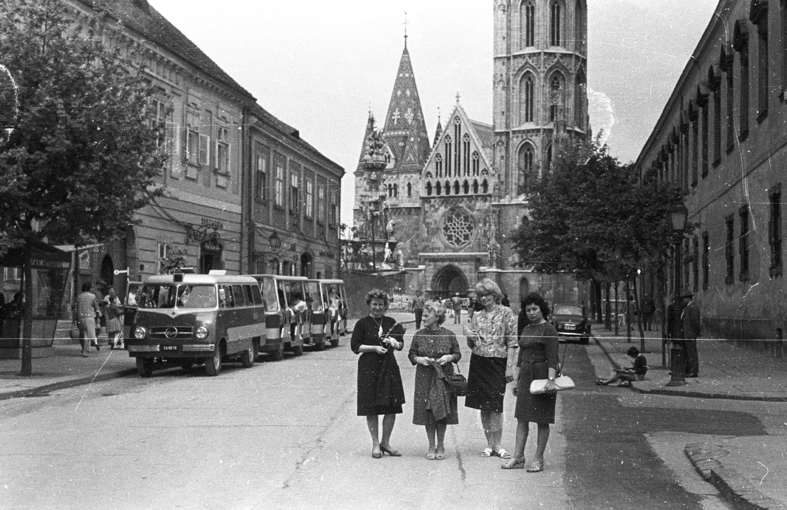 Magyarország, budai Vár, Budapest I., Szentháromság utca, szemben a Mátyás-templom., 1967, Lencse Zoltán, magyar gyártmány, Nysa-márka, MÁVAUT-szervezet, mikrobusz, idegenforgalom, Budapest, Fortepan #60944