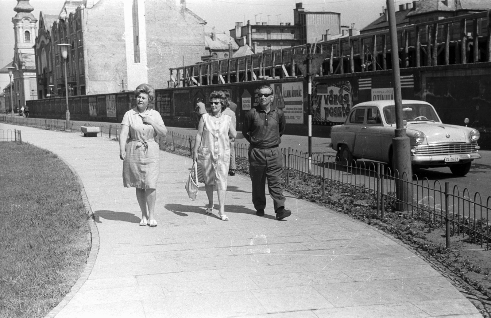 Hungary, Kecskemét, Kossuth tér, jobbra a "Lordok háza" társasház építkezése., 1965, Lencse Zoltán, Soviet brand, construction, Moskvitch-brand, lamp post, automobile, Fortepan #60975