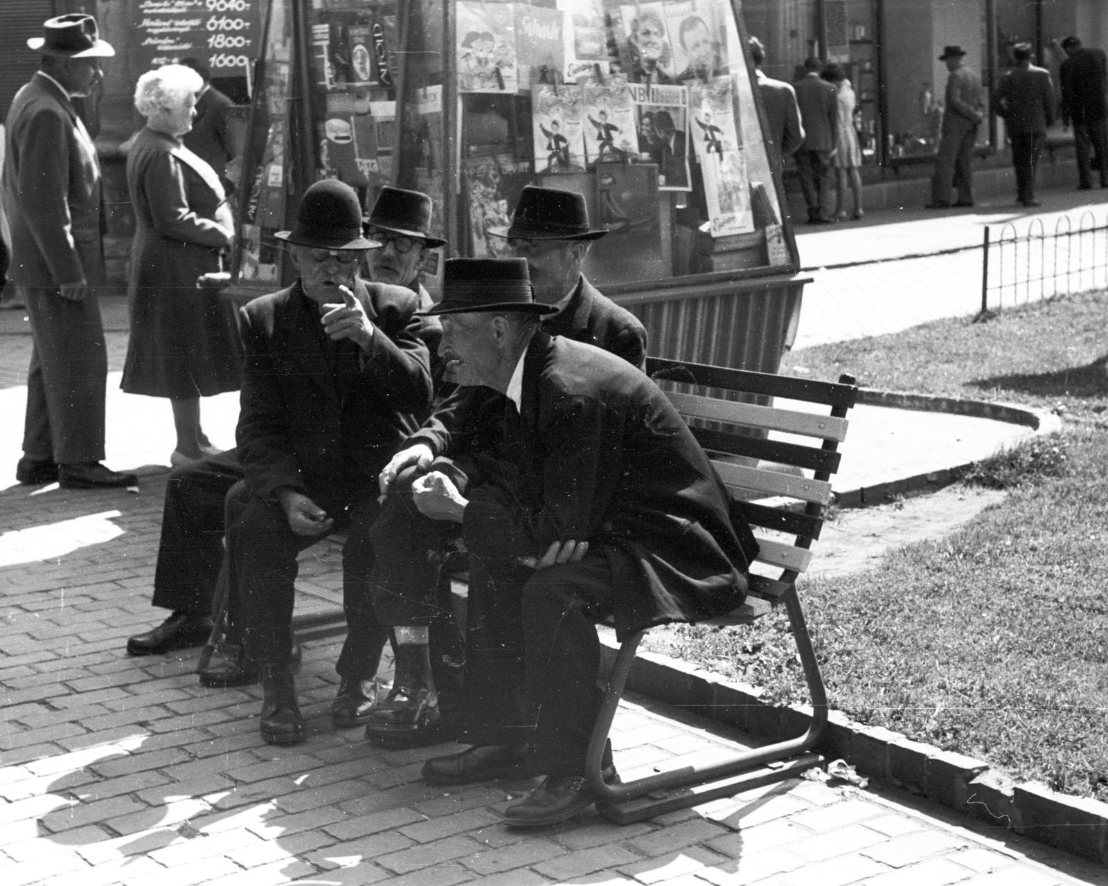 Hungary, Kecskemét, Szabadság tér az Állami Áruház bejárata előtt., 1965, Lencse Zoltán, street furniture, pedestrian, bench, newsstand, kun hat, Fortepan #60976