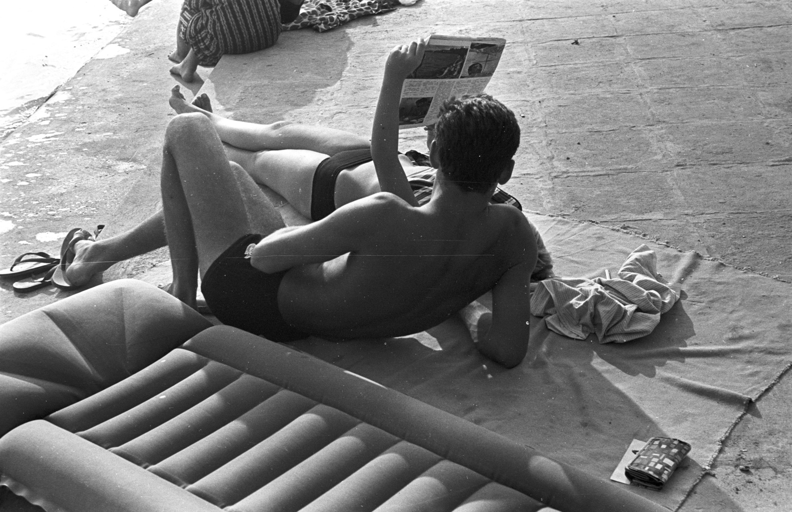 Hungary, Balatonakarattya, Strand., 1961, Lencse Zoltán, bathing suit, air mattress, sunbathe, newspaper, man, lady, thongs, Fortepan #60982