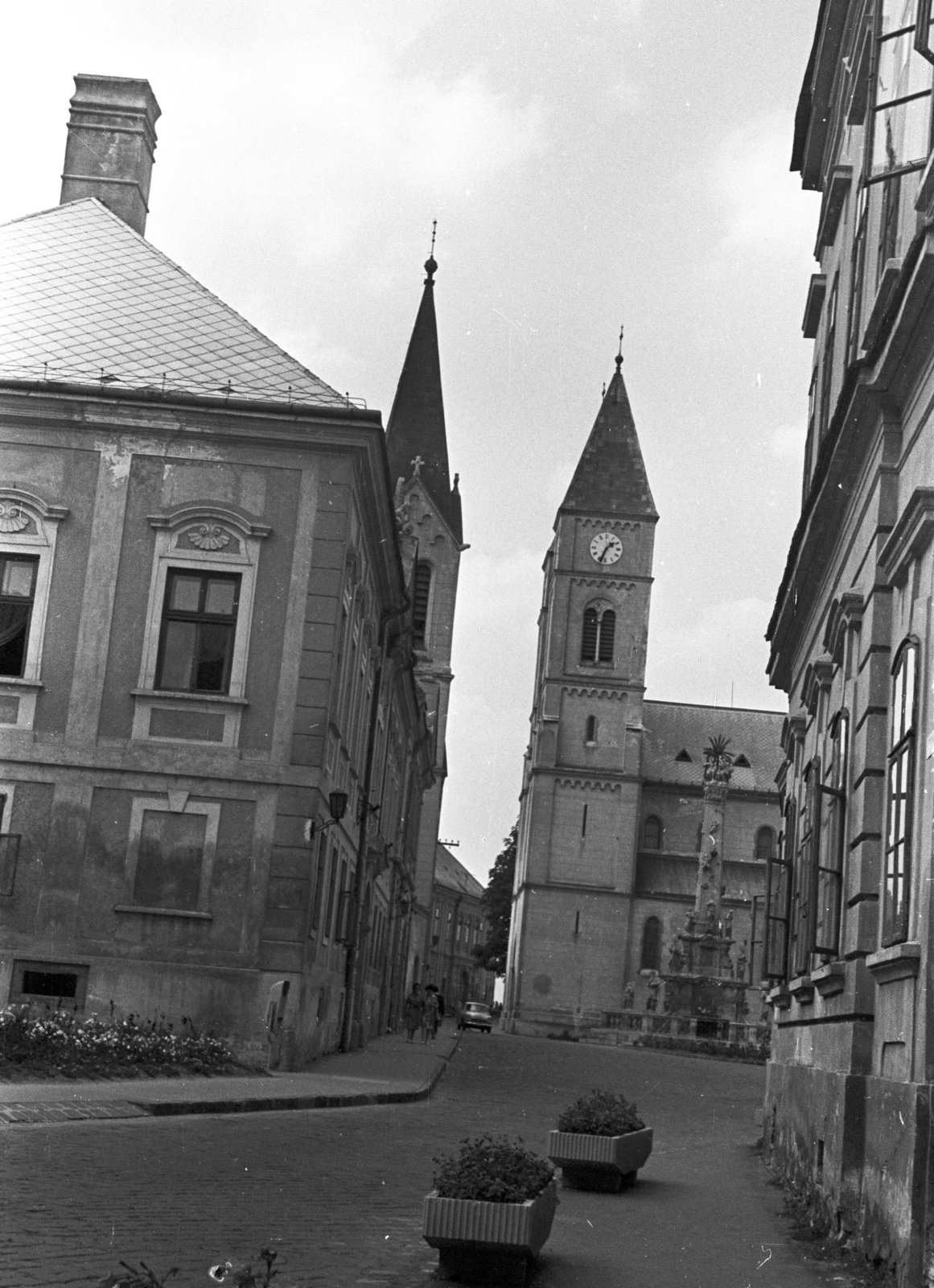 Magyarország, Veszprém, Vár (Tolbuhin) utca, szemben a Szentháromság tér., 1961, Lencse Zoltán, templom, óra, emlékmű, utcakép, virágtartó, Fortepan #60984