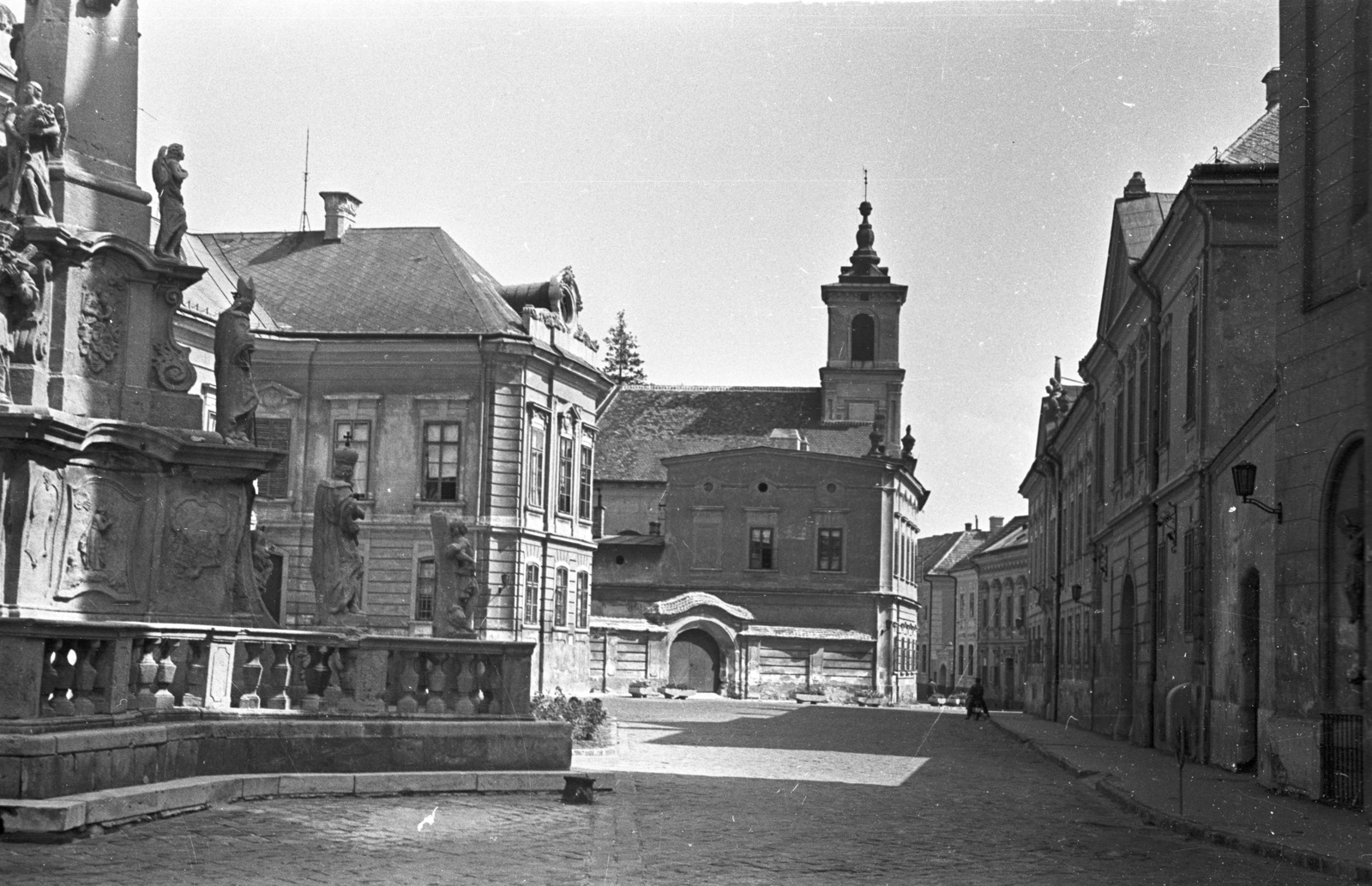 Magyarország, Veszprém, Szentháromság tér, szemben a Piarista templom., 1961, Lencse Zoltán, szobor, emlékmű, utcakép, Fortepan #60986