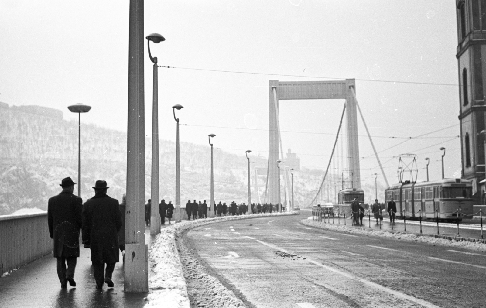 Hungary, Budapest V., Erzsébet híd pesti hídfő., 1964, Lencse Zoltán, hat, winter, tram, Bengali tramway, Budapest, suspension bridge, Duna-bridge, Pál Sávoly-design, Fortepan #60989