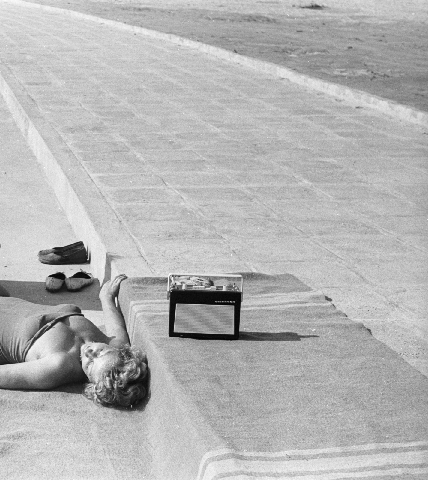 Hungary, Balatonakarattya, Strand., 1964, Lencse Zoltán, sunbathe, portable radio, Fortepan #60998
