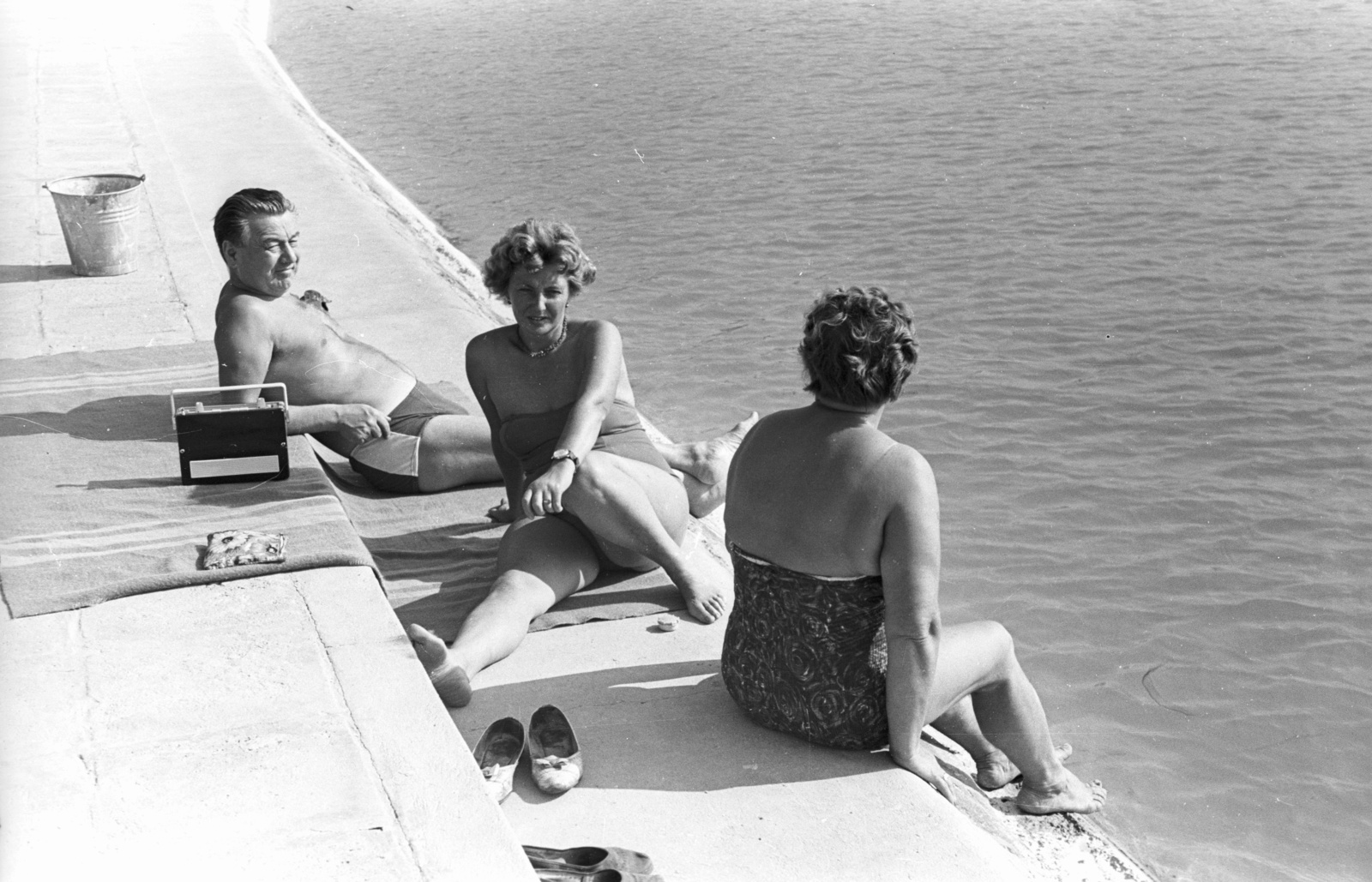 Hungary, Balatonakarattya, Strand., 1964, Lencse Zoltán, sunbathe, wrist watch, bucket, portable radio, prop up on elbows, Fortepan #60999