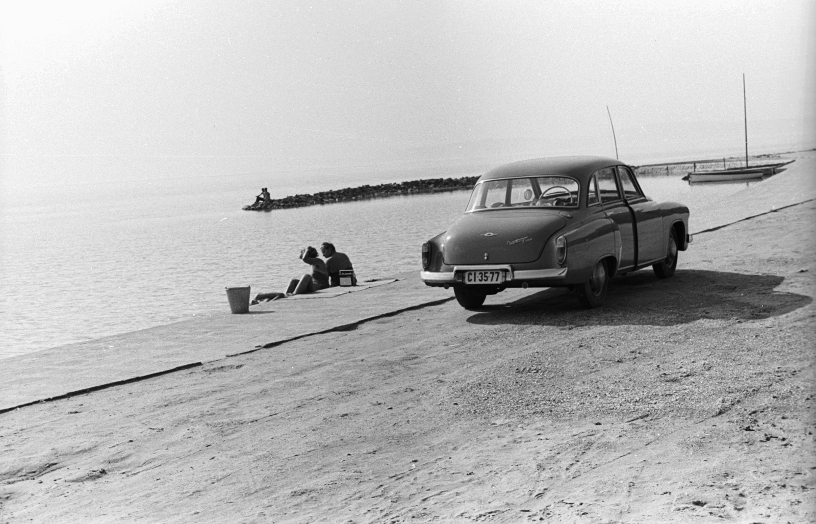 Hungary, Balatonakarattya, Strand., 1964, Lencse Zoltán, Wartburg-brand, sunbathe, portable radio, number plate, Lake Balaton, Fortepan #61001