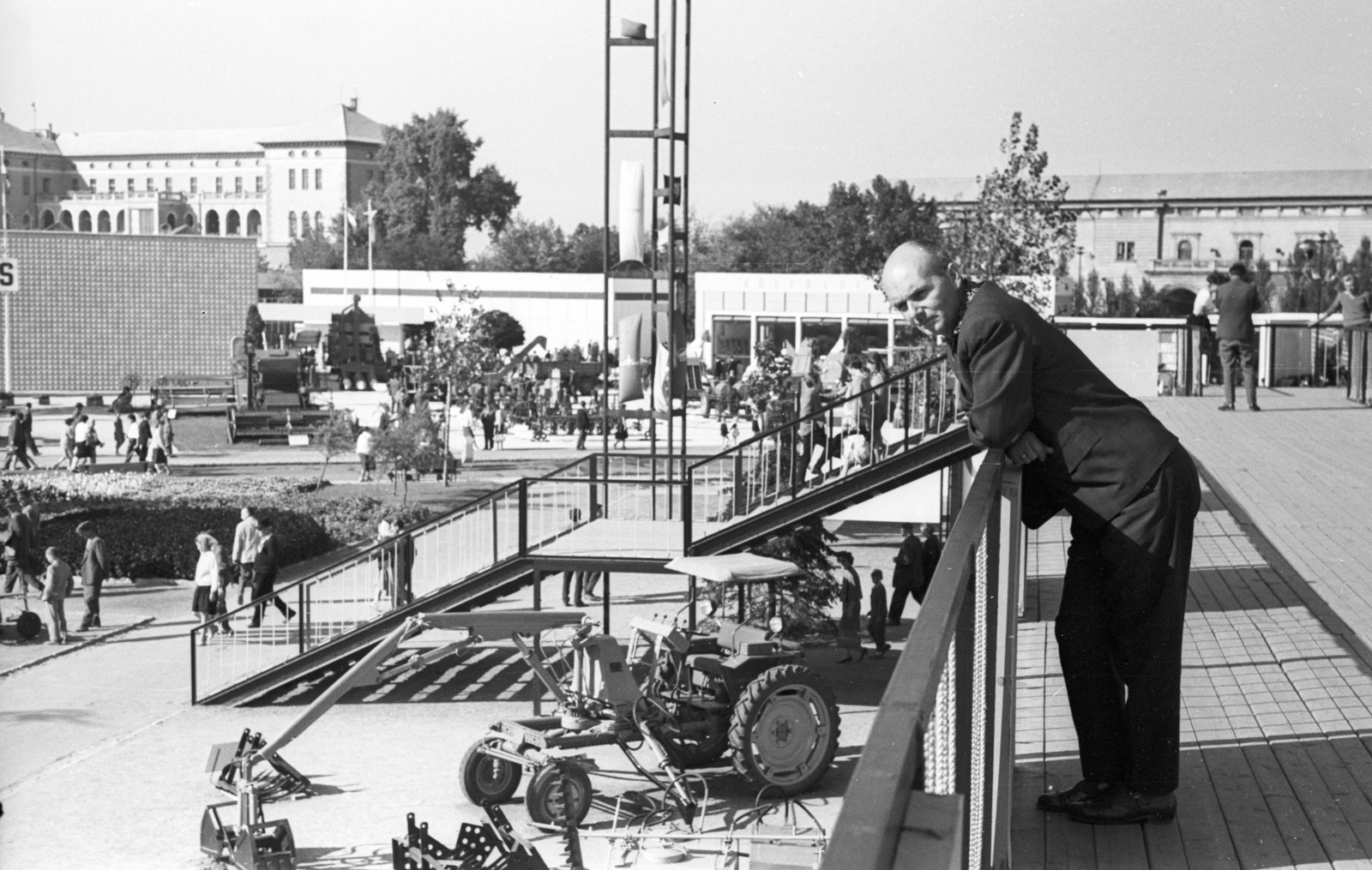 Magyarország, Budapest X., Mezőgazdasági Kiállítás az Albertirsai úti vásár területén. Háttérben a Lóversenypálya tribünjei., 1964, Lencse Zoltán, Budapest, Fortepan #61015