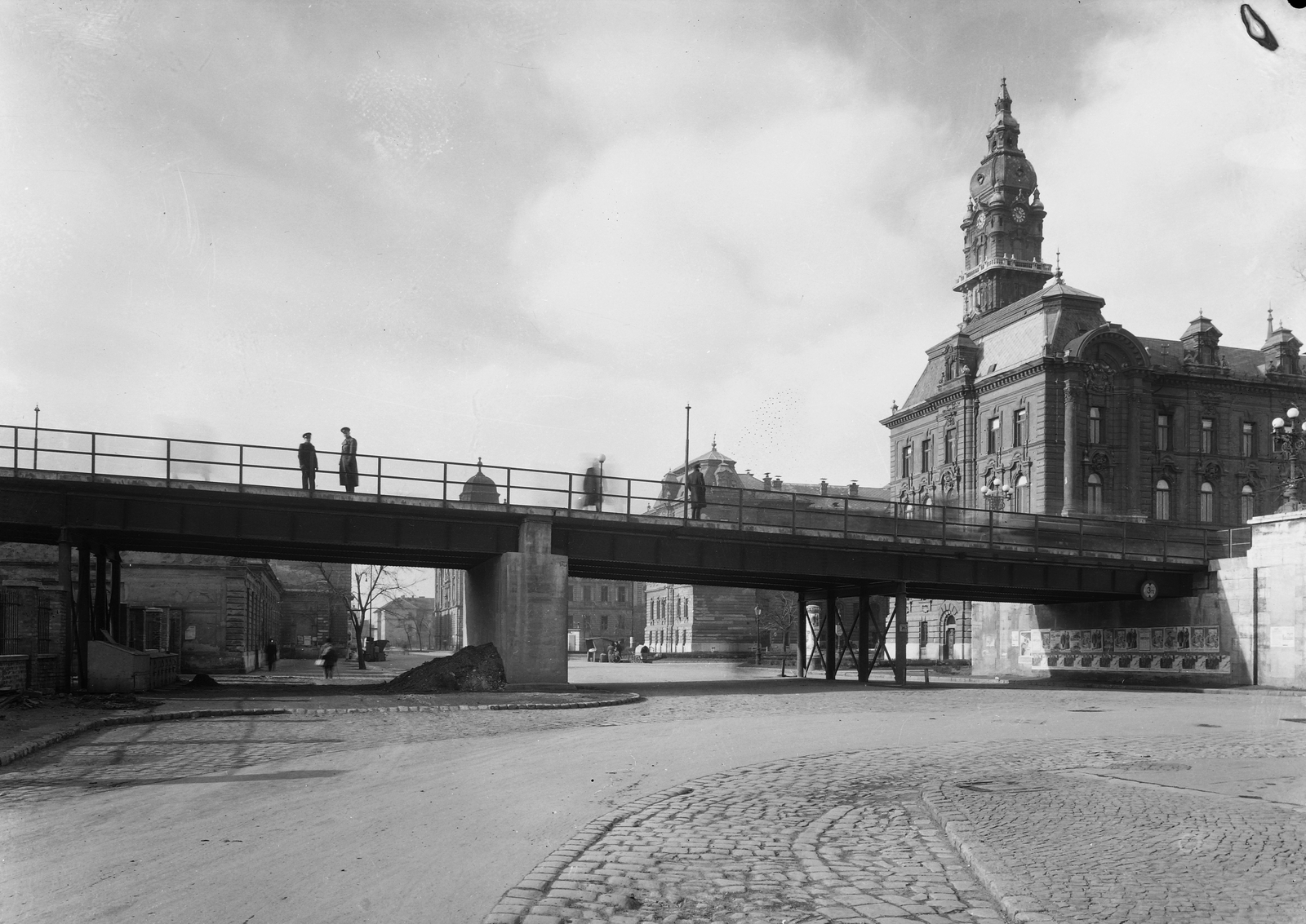 Hungary, Győr, Révai Miklós utca a Baross (Lenin) híd mögött, jobbra a Városháza., 1951, UVATERV, bridge, train station, public building, Neo-Baroque-style, Jenő Hübner-design, Fortepan #6102