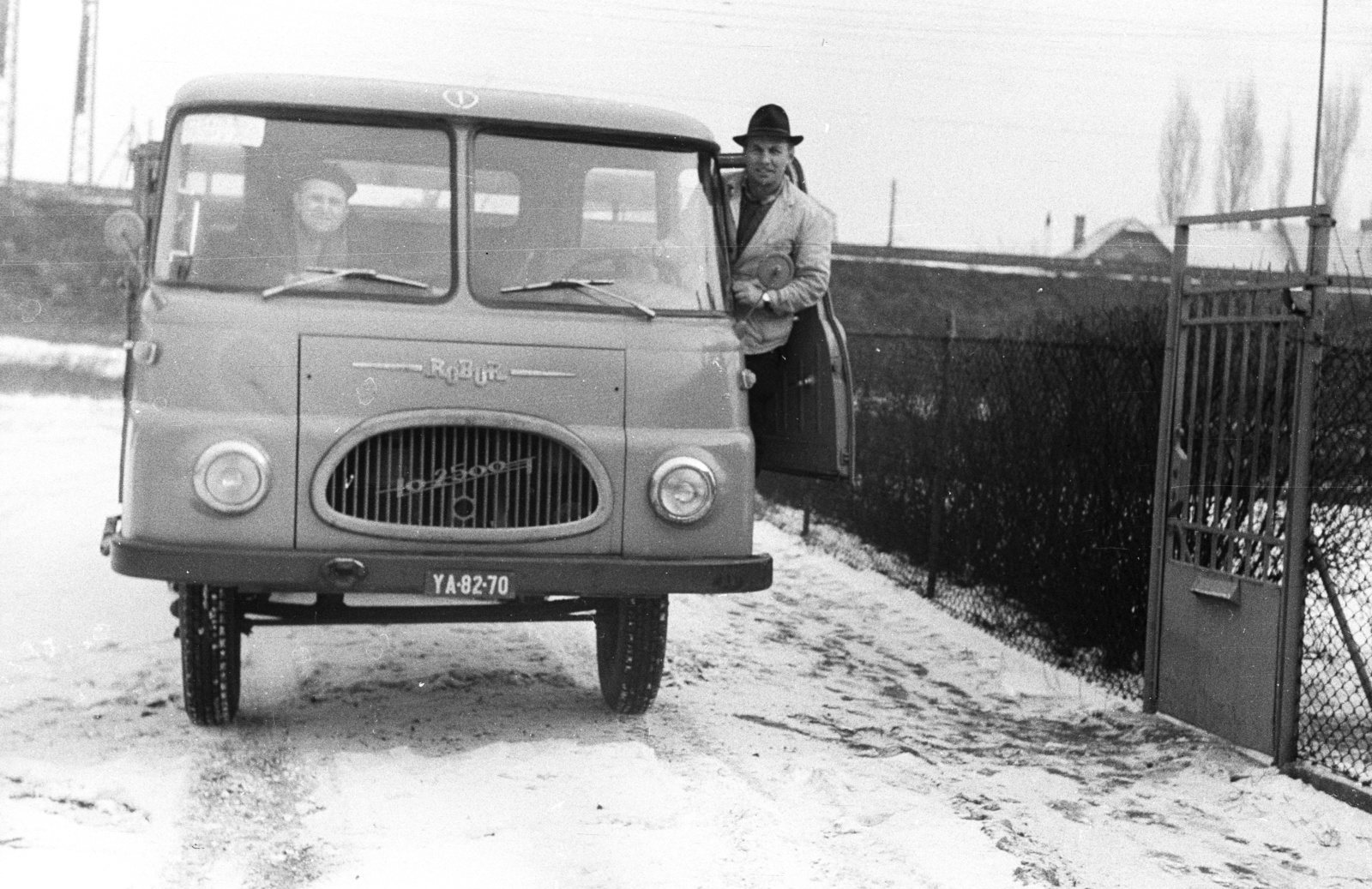 Hungary, Budapest XIV., Oszlány utca a Szuglói körvasút sor felé nézve, a töltés mögött a Rákospalotai körvasút sor épületei látszanak., 1966, Lencse Zoltán, German brand, commercial vehicle, Robur-brand, number plate, Budapest, Robur Lo 2500/ Lo 2501, Fortepan #61031