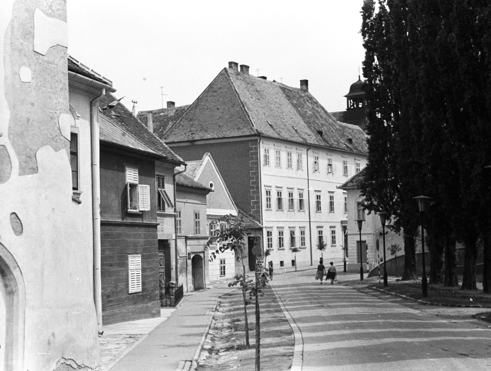 Hungary, Kőszeg, Rajnis utca, középen balra a Táblaház (Schätzel Frigyes) utca, jobbra a vár bejárata., 1964, Lencse Zoltán, Fortepan #61032