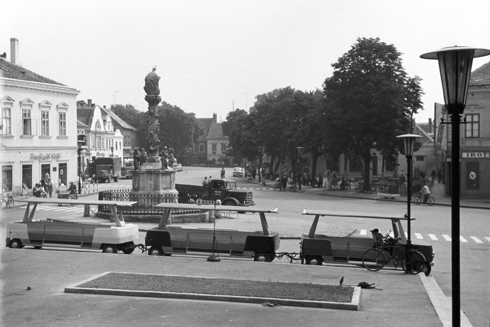 Hungary, Kőszeg, Fő (Köztársaság) tér, Szentháromság-szobor., 1964, Lencse Zoltán, minivan, Holy Trinity Statue, Fortepan #61037
