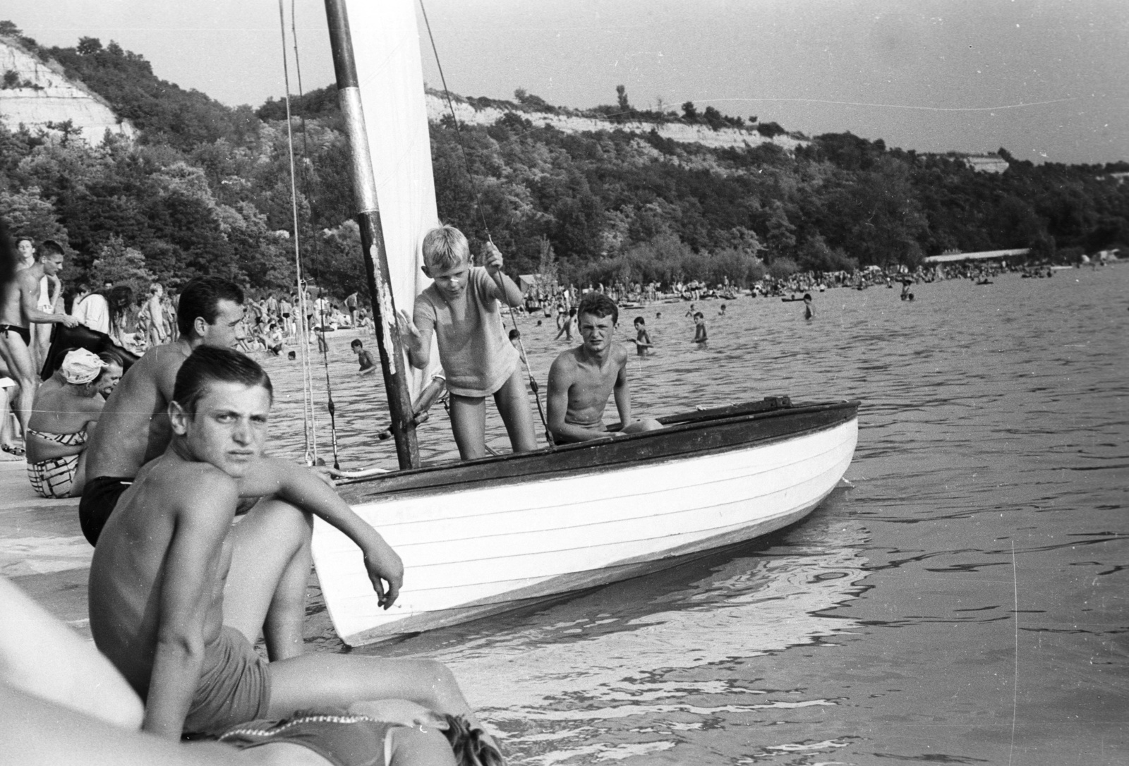 Hungary, Balatonakarattya, Strand., 1966, Lencse Zoltán, sailboat, Lake Balaton, Fortepan #61040