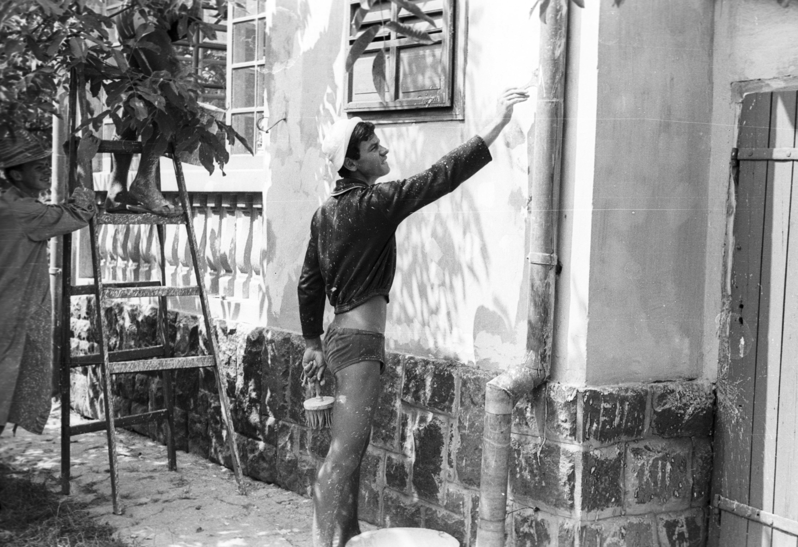 1966, Lencse Zoltán, ladder, decorating, half-naked, decorators' brush, Fortepan #61045