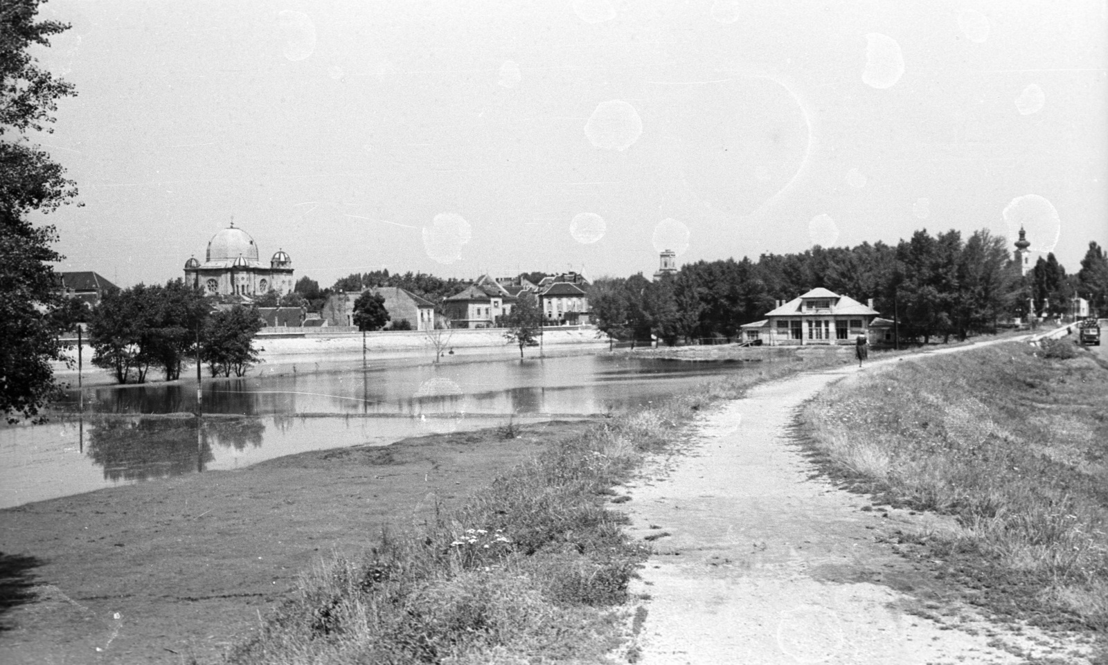Hungary, Győr, Rába-part, töltés a Benczúr utca mellett. Balról a Zsinagóga, a Püspökvár és a Karmelita-templom tornya látszik., 1966, Lencse Zoltán, synagogue, skating, Baroque-style, judaism, Carmelites, Fortepan #61046