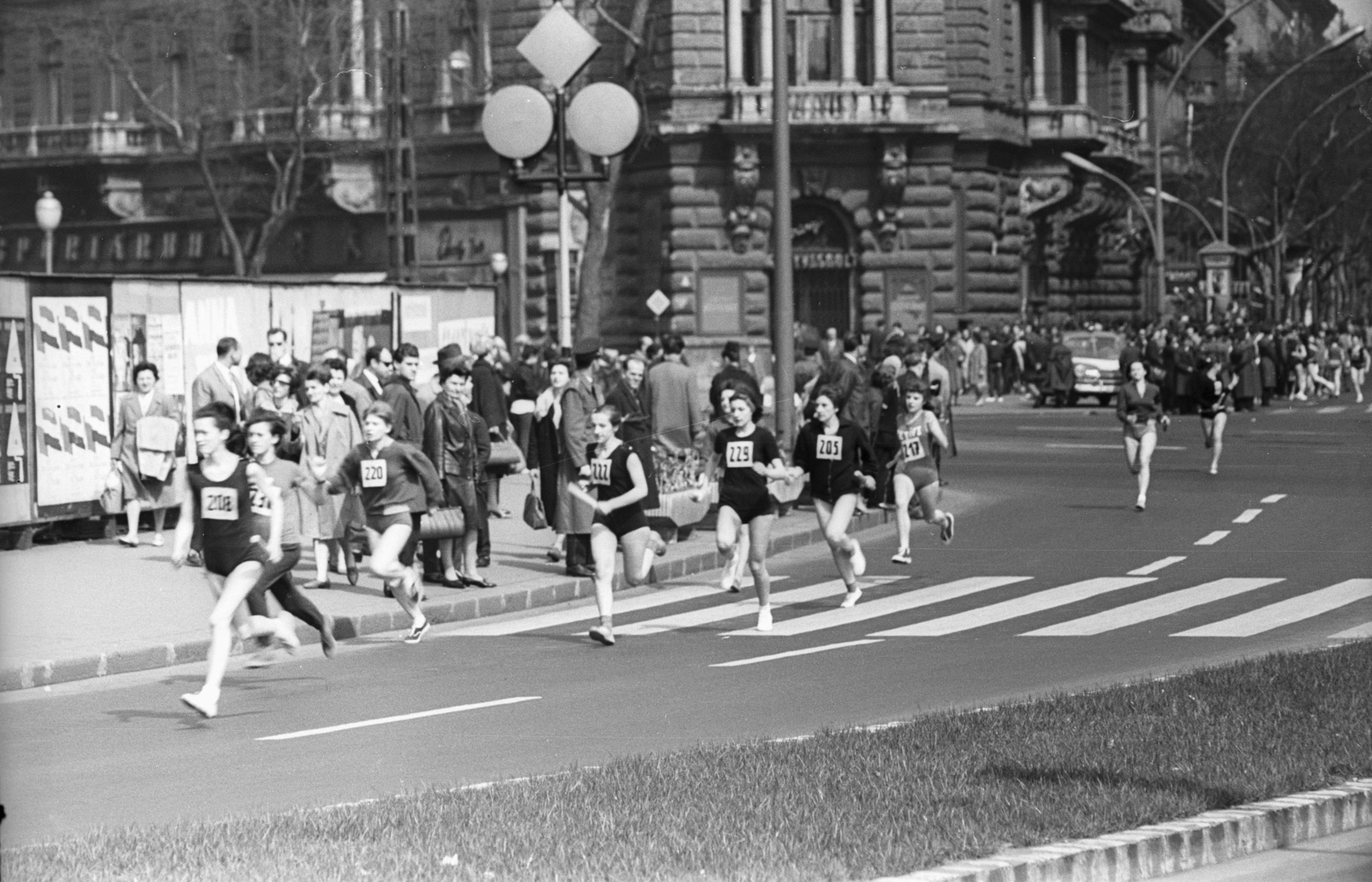 Hungary, Budapest V., József Attila utca - Bajcsy Zsilinszky út sarok, háttérben az Andrássy út (Népköztársaság útja) torkolata., 1966, Lencse Zoltán, relay race, competitive running, starting number, Budapest, Fortepan #61060