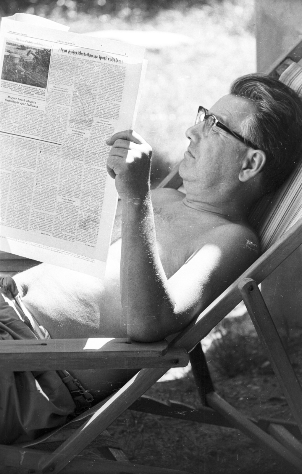 1966, Lencse Zoltán, reading, holiday, deck chair, Népszabadság newspaper, Fortepan #61076