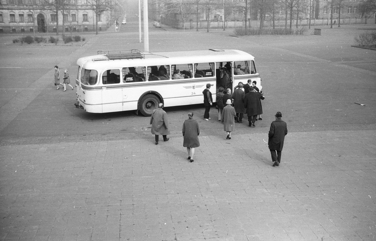 Németország, Lipcse, a Zentralstadion parkolója, szemben a Friedrich Ebert Strasse és Wettiner Strasse sarok., 1971, Lencse Zoltán, autóbusz, NDK, Fortepan #61084