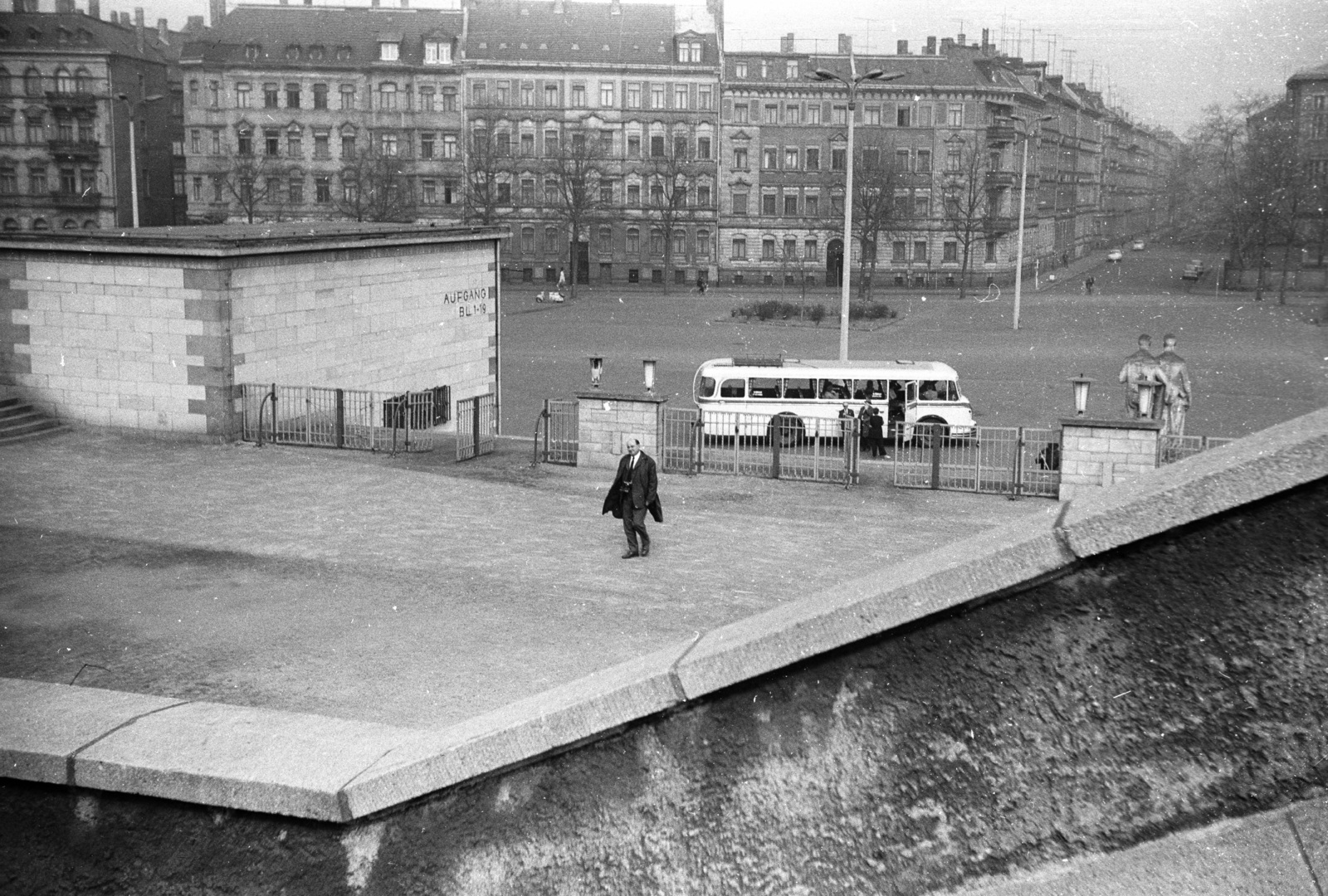 Németország, Lipcse, a Zentralstadion parkolója, szemben a Friedrich Ebert Strasse és Wettiner Strasse sarok., 1971, Lencse Zoltán, autóbusz, NDK, Fortepan #61087