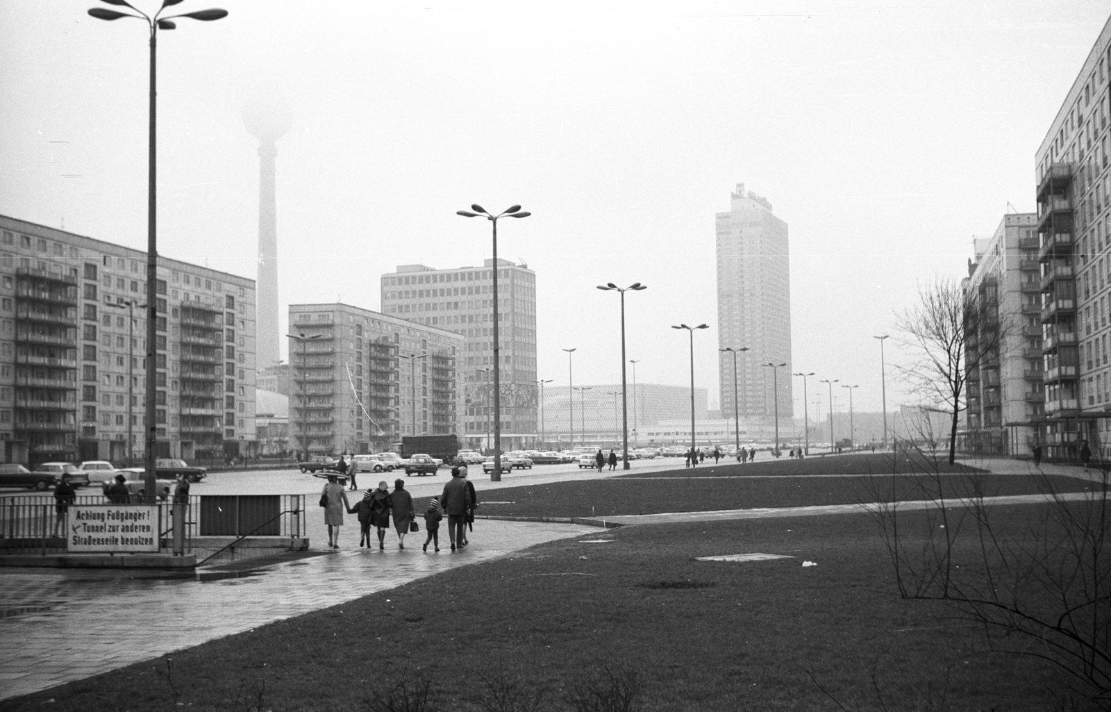 Németország, Berlin, Kelet-Berlin, Karl Marx Allee, szemben az Alexanderplatz., 1971, Lencse Zoltán, szálloda, panelház, tévétorony, NDK, lámpaoszlop, szocreál, felhőkarcoló, Kelet-Berlin, köd, falfestmény, Hermann Henselmann-terv, Roland Korn-terv, Heinz Scharlipp-terv, Walter Womacka-terv, Hans Erich Bogatzky-terv, Fortepan #61090