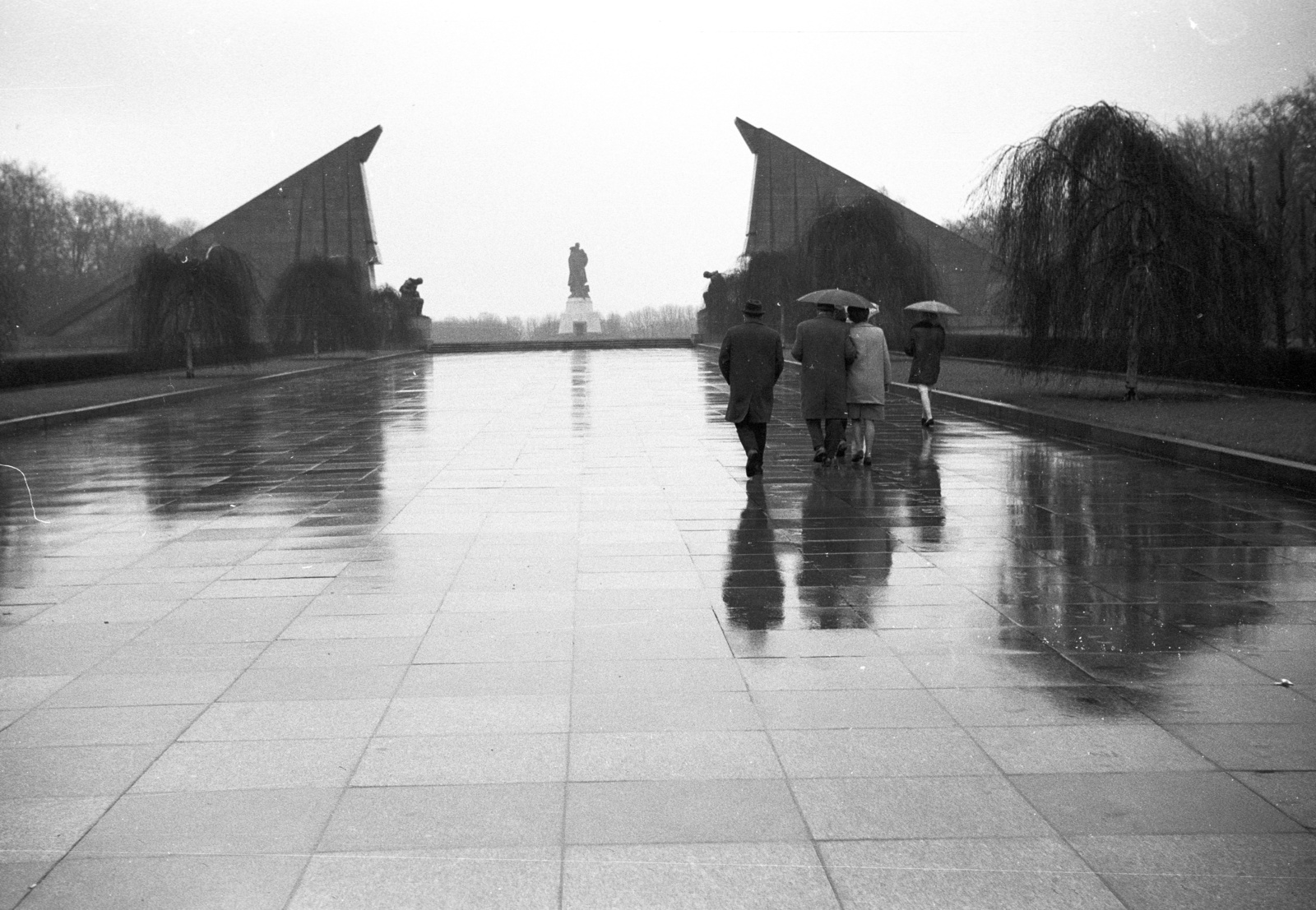 Németország, Berlin, Kelet-Berlin, Treptower Park, Szovjet Hősi Emlékmű., 1971, Lencse Zoltán, NDK, Kelet-Berlin, szovjet emlékmű, Fortepan #61096