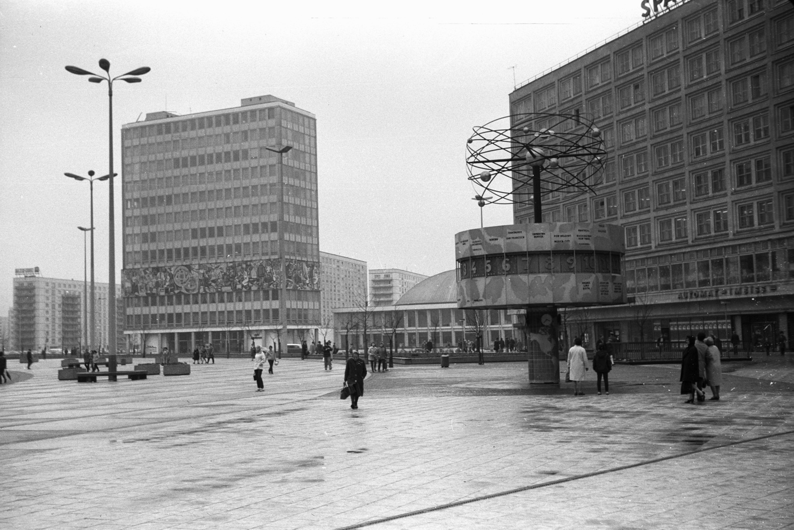 Germany, Berlin, Kelet-Berlin, Alexanderplatz, előtérben a világóra, balra a Haus des Lehrers., 1971, Lencse Zoltán, world clock, GDR, socialist realism, East-Berlin, modern architecture, wall painting, Hermann Henselmann-design, Peter Behrens-design, Walter Womacka-design, Erich John-design, Fortepan #61101