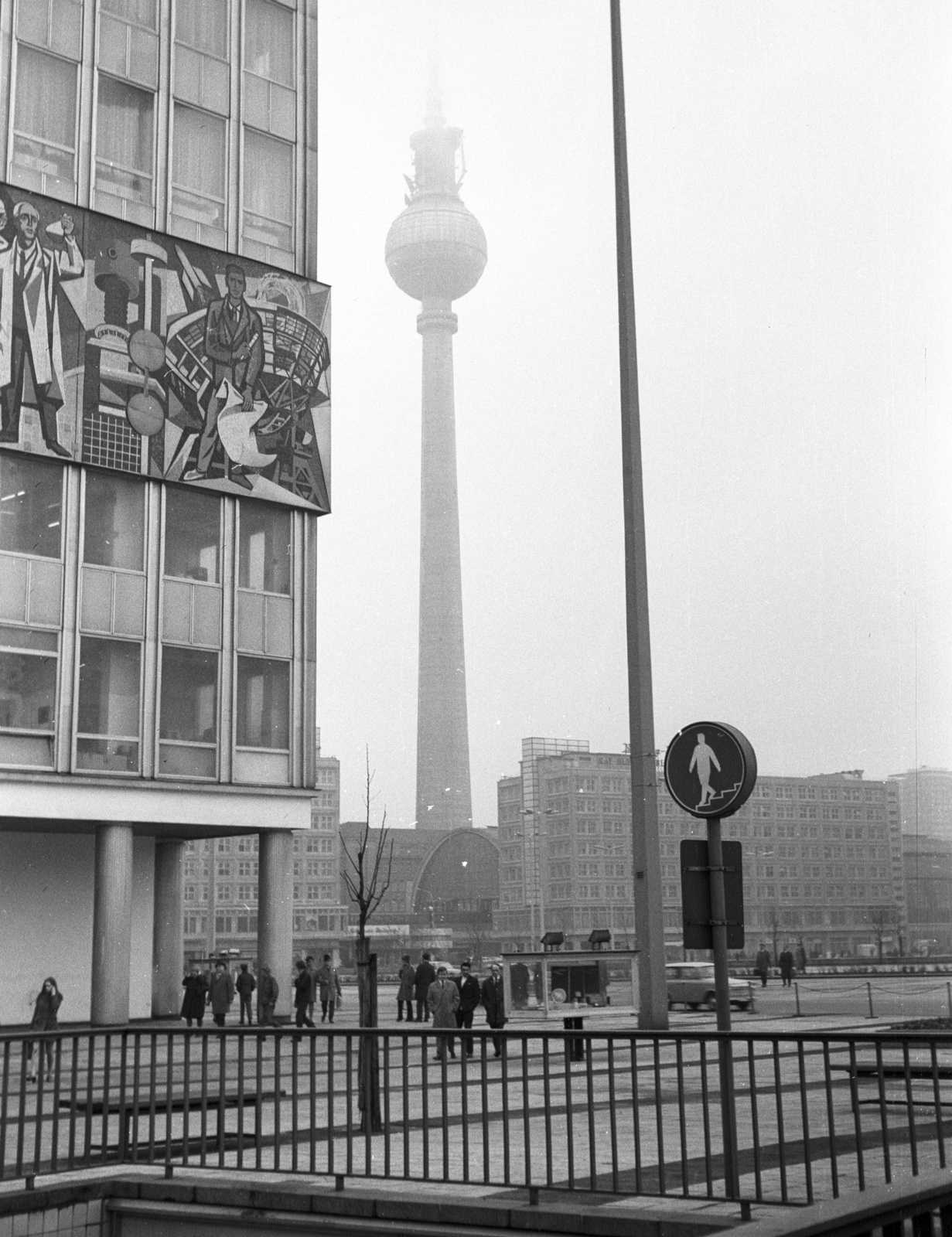 Németország, Berlin, Kelet-Berlin, Alexanderplatz, balra a Haus des Lehrers, háttérben a TV torony., 1971, Lencse Zoltán, tévétorony, NDK, szocreál, pályaudvar, Kelet-Berlin, modern építészet, falfestmény, Hermann Henselmann-terv, Peter Behrens-terv, Johann Eduard Jacobsthal-terv, Walter Womacka-terv, Fortepan #61103