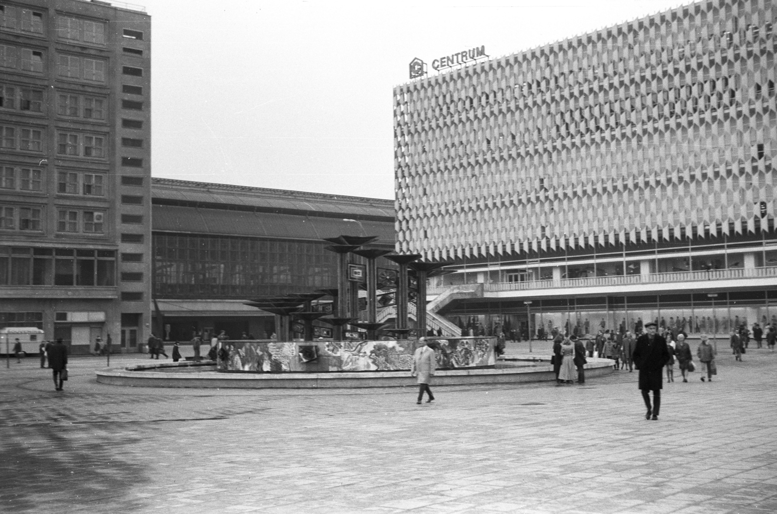 Németország, Berlin, Kelet-Berlin, Alexanderplatz, középen a Népek Barátsága szökőkút (Brunnen der Völkerfreundschaft)., 1971, Lencse Zoltán, szökőkút, NDK, pályaudvar, Kelet-Berlin, modern építészet, bevásárlóközpont, Josef Kaiser-terv, Peter Behrens-terv, Johann Eduard Jacobsthal-terv, Walter Womacka-terv, Günter Kunert-terv, Fortepan #61106