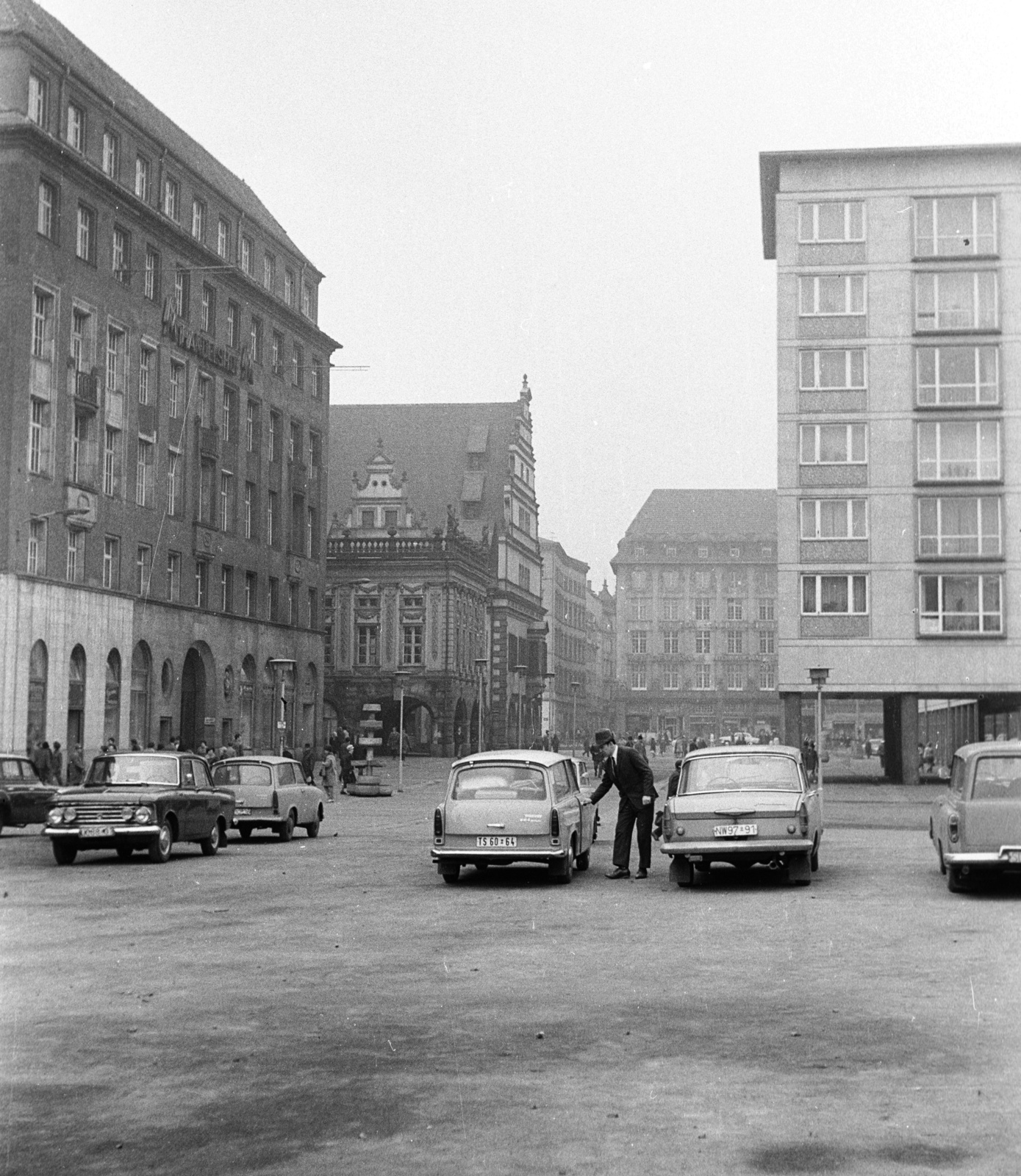 Németország, Lipcse, Thomaskirchhof a Markt felé nézve. Szemben középen a Régi Városháza., 1971, Lencse Zoltán, Trabant-márka, Moszkvics-márka, Wartburg-márka, NDK, középület, reneszánsz, automobil, Hieronymus Lotter-terv, Fortepan #61109