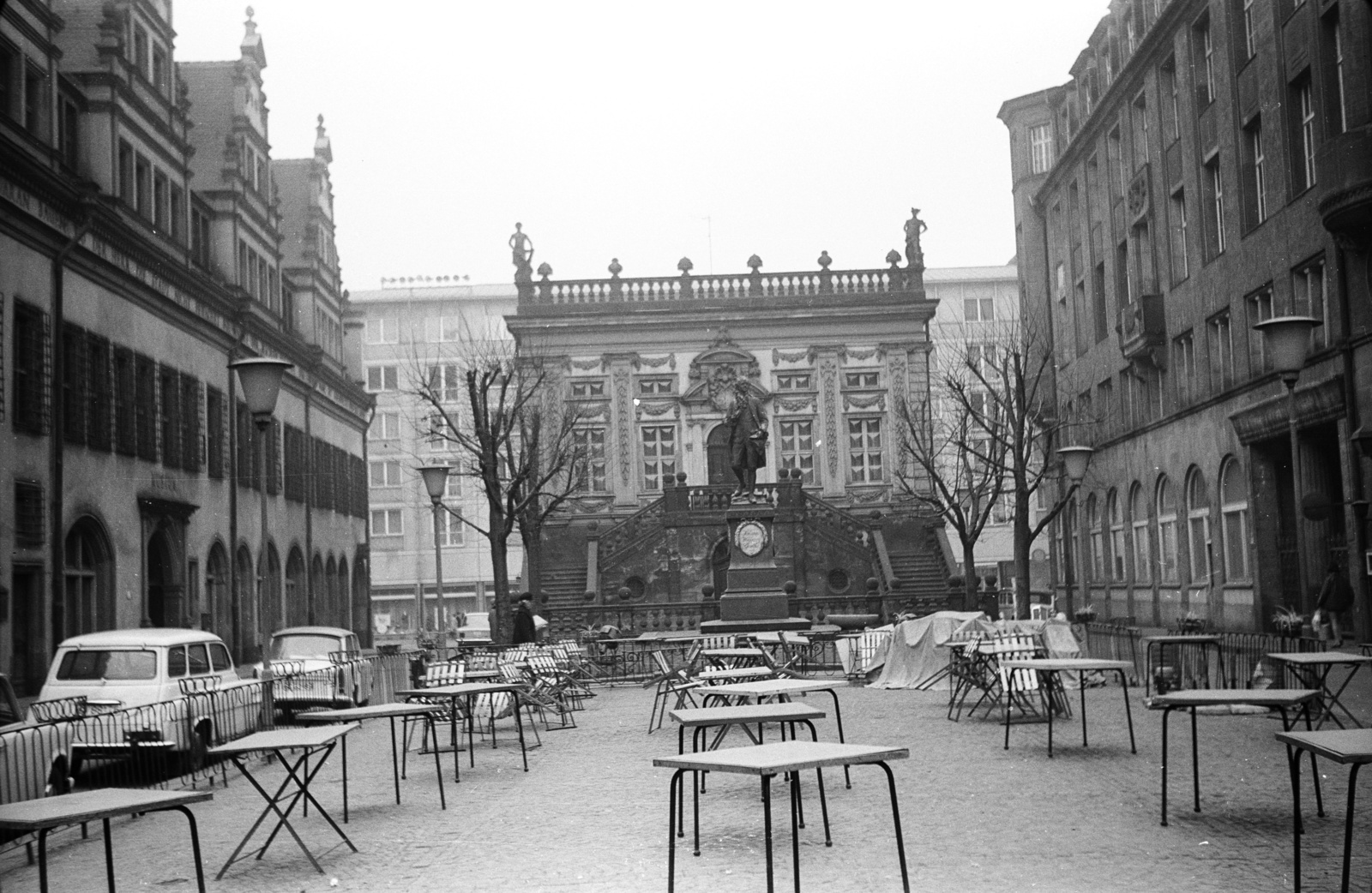 Németország, Lipcse, Naschmarkt, szemben a Goethe-szobor és az Alte Börse., 1971, Lencse Zoltán, szobor, NDK, Wolfgang Goethe-ábrázolás, Fortepan #61122