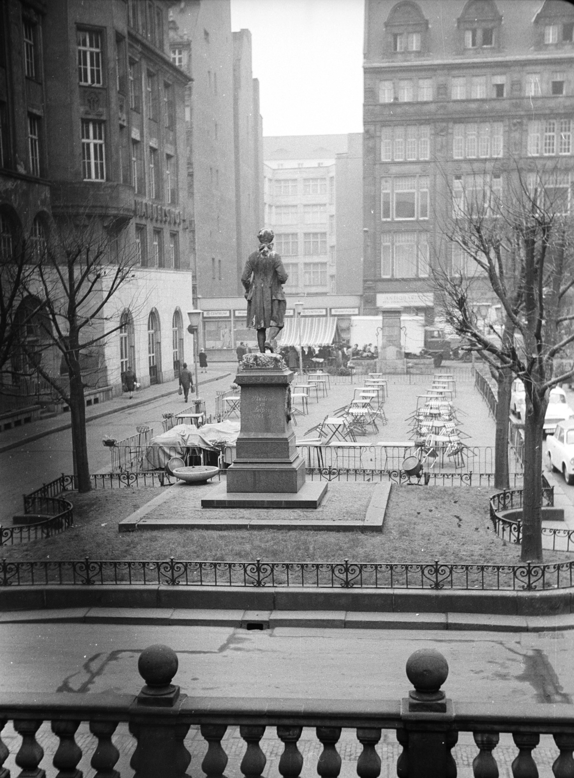 Németország, Lipcse, Naschmarkt, szemben a Goethe-szobor., 1971, Lencse Zoltán, szobor, NDK, Wolfgang Goethe-ábrázolás, Fortepan #61123
