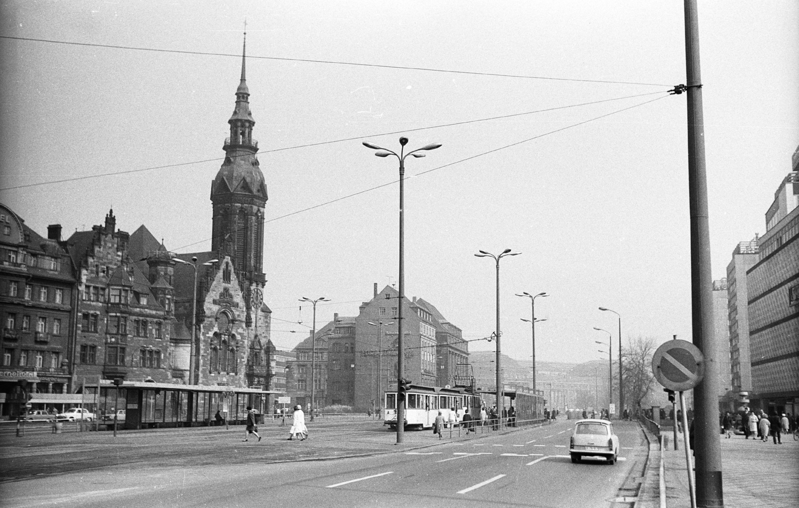 Németország, Lipcse, Richard Wagner Strasse a Goerdelerring felől nézve., 1971, Lencse Zoltán, templom, villamos, NDK, Trabant 601, tömegközlekedés, viszonylatszám, Fortepan #61130